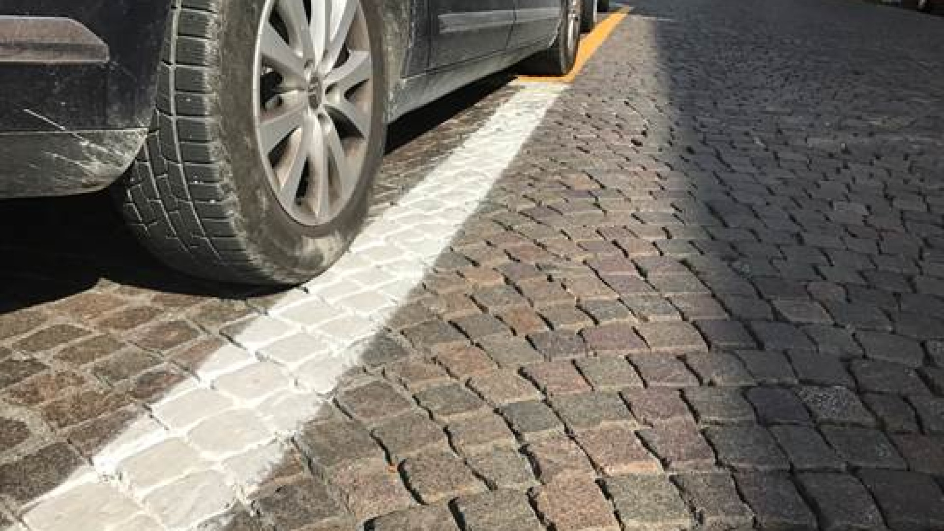 Addio alla sosta blu in via Taverna, i commercianti: "Favoriti acquisti veloci"
