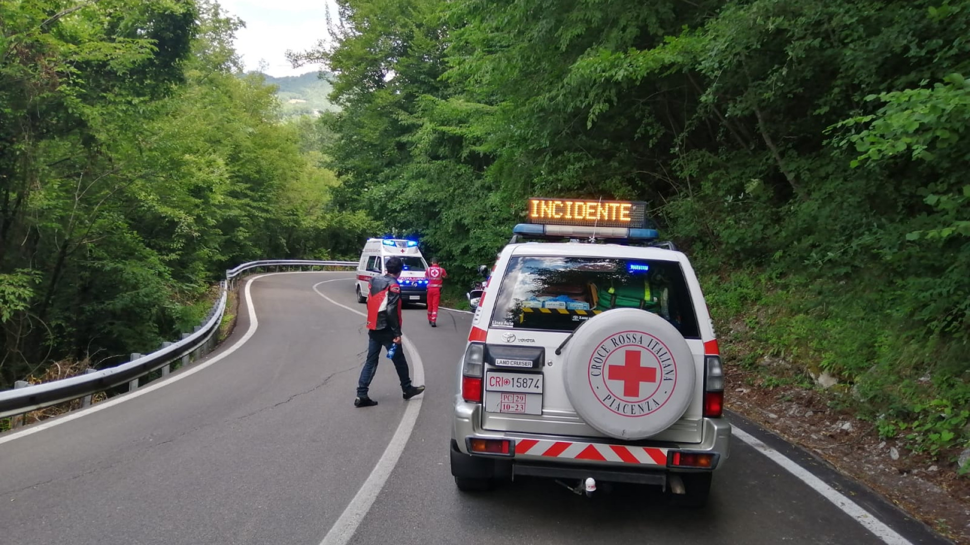 Perde il controllo della moto e si schianta contro una roccia: centauro ferito