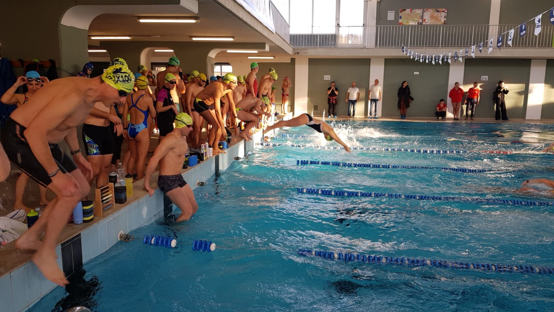 Staffetta di nuoto |per il Centro antiviolenza, donato un proiettore