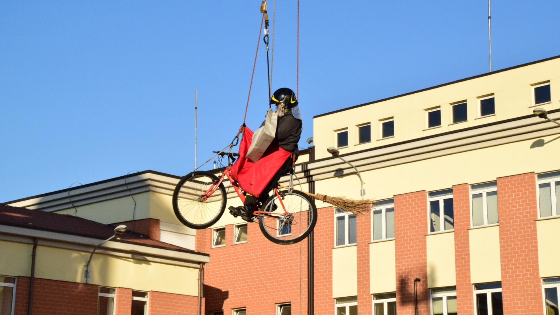 La Befana arriva alla caserma dei pompieri, esposizione e unità cinofile