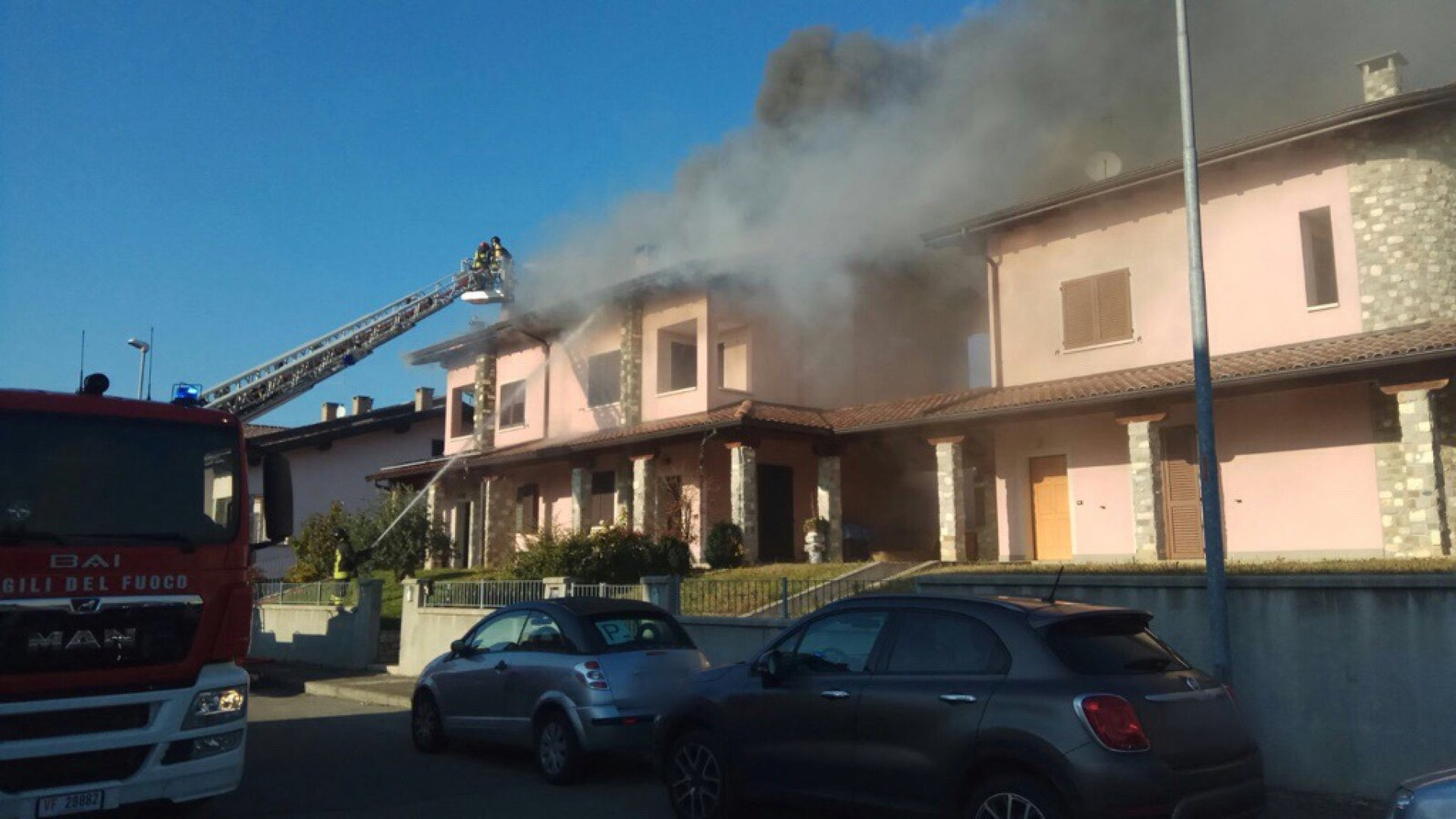Incendio a Fontana Fredda: tetto in fiamme, intervengono i pompieri