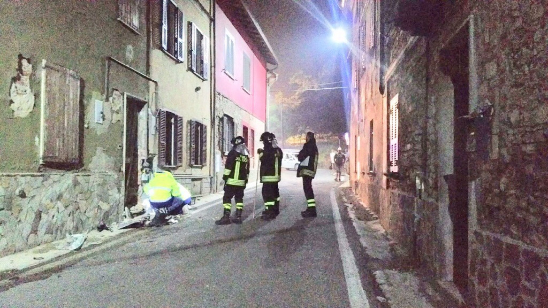 Paura a Vicobarone, auto impazzita centra una condotta del gas