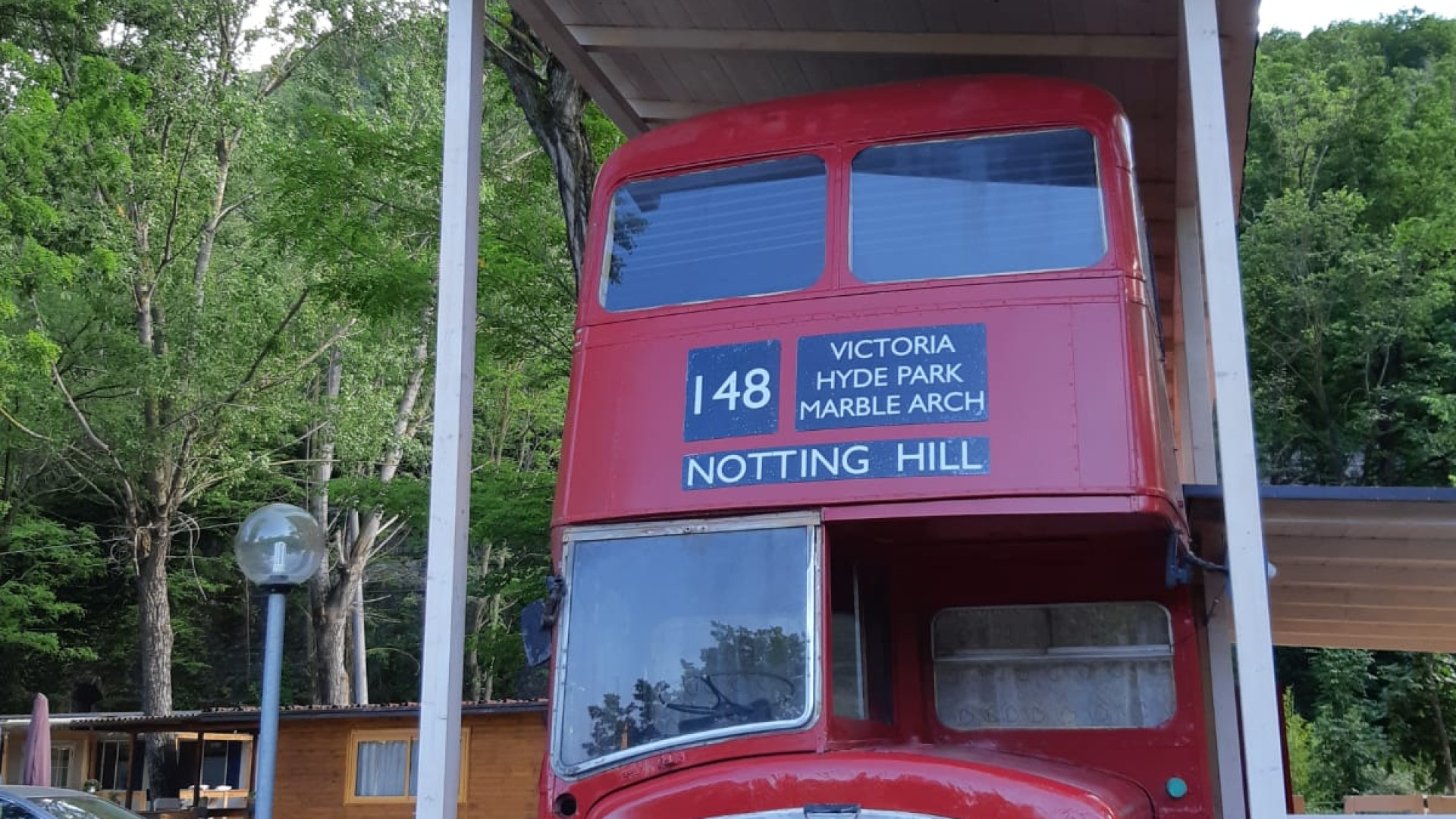 Costruisce una casa a due piani in un vecchio London Bus