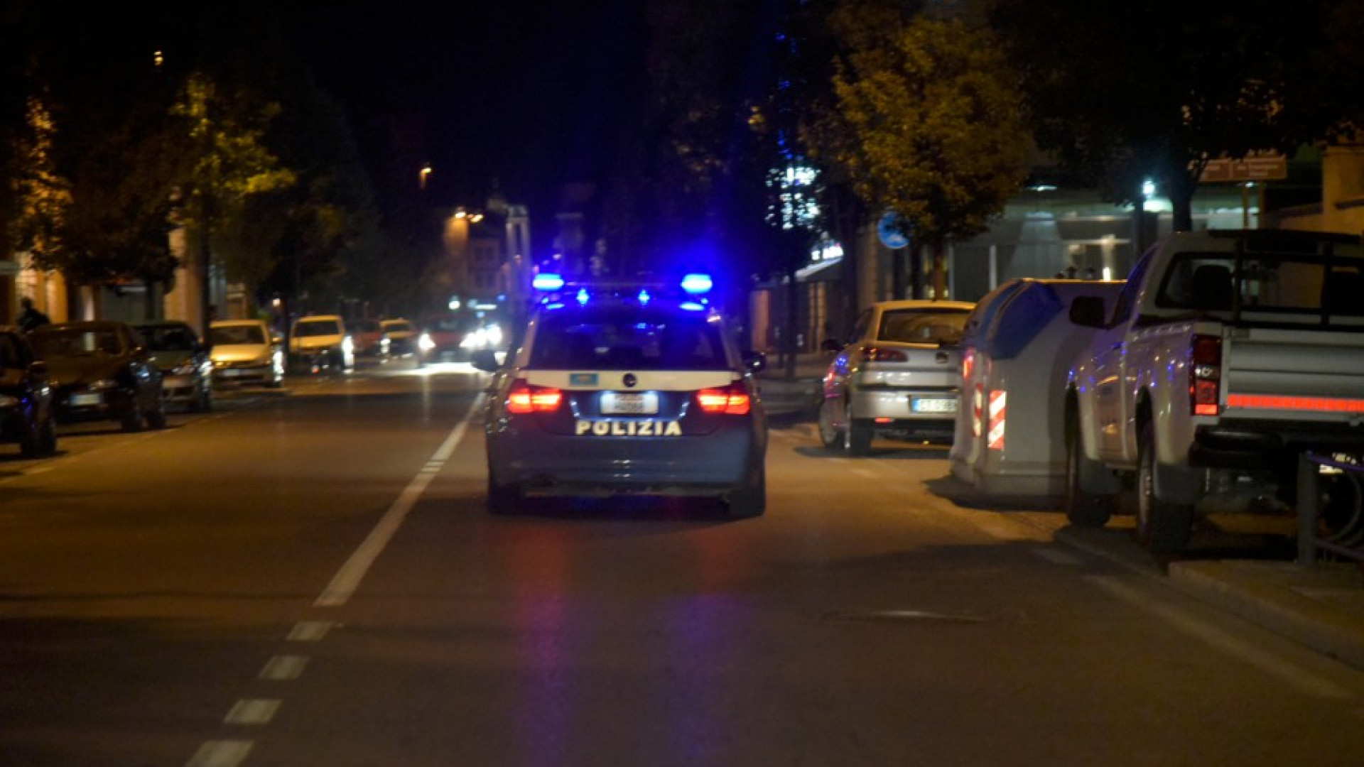 Lancia monitor e prende a calci un poliziotto, 26enne in manette