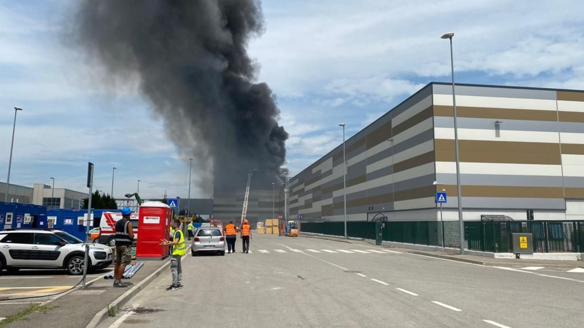 Capannone in fiamme alla logistica di Pontenure FOTO E VIDEO