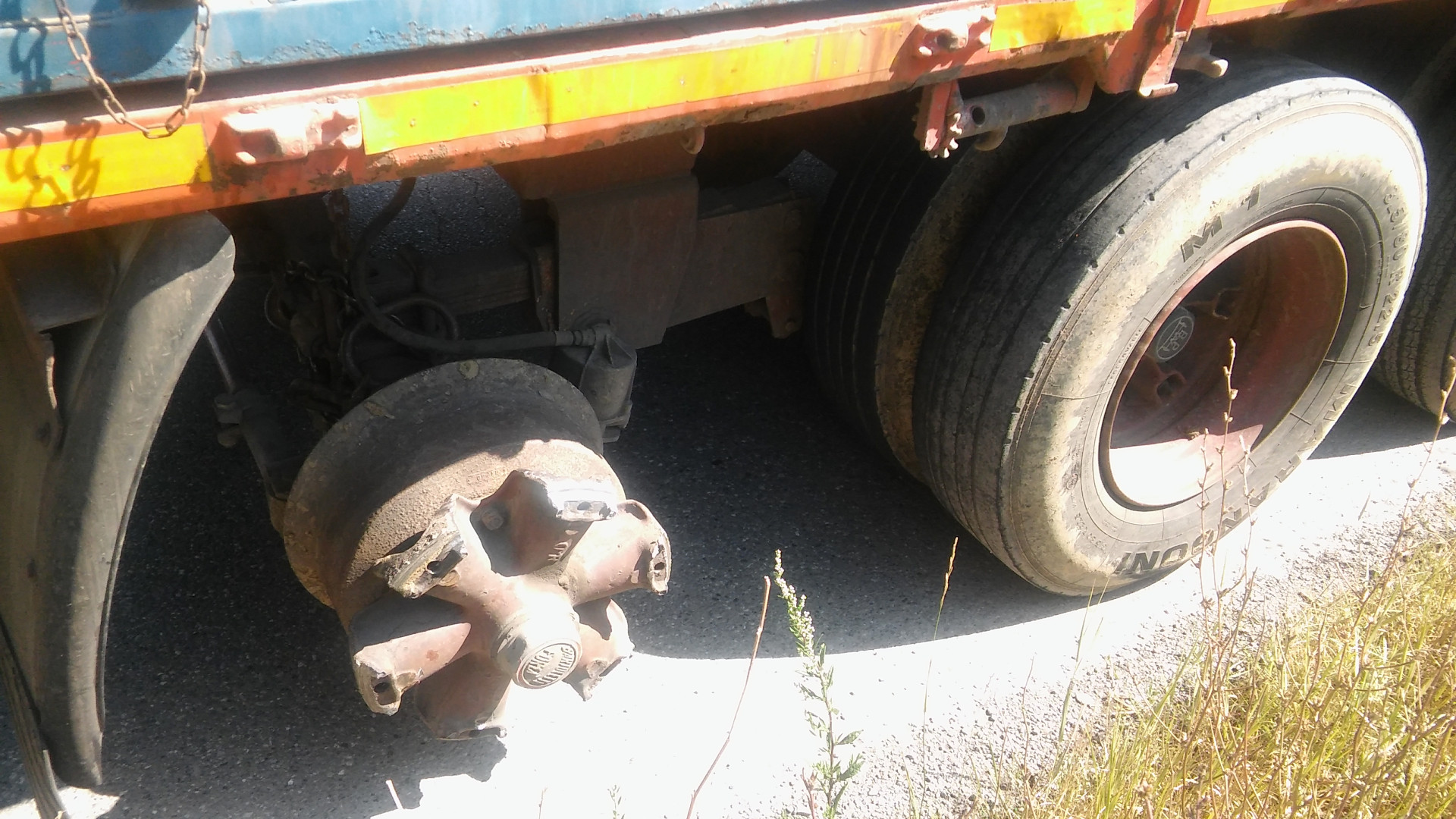 Camion sovraccarico di pomodori e con pneumatici logori: raffica di sanzioni