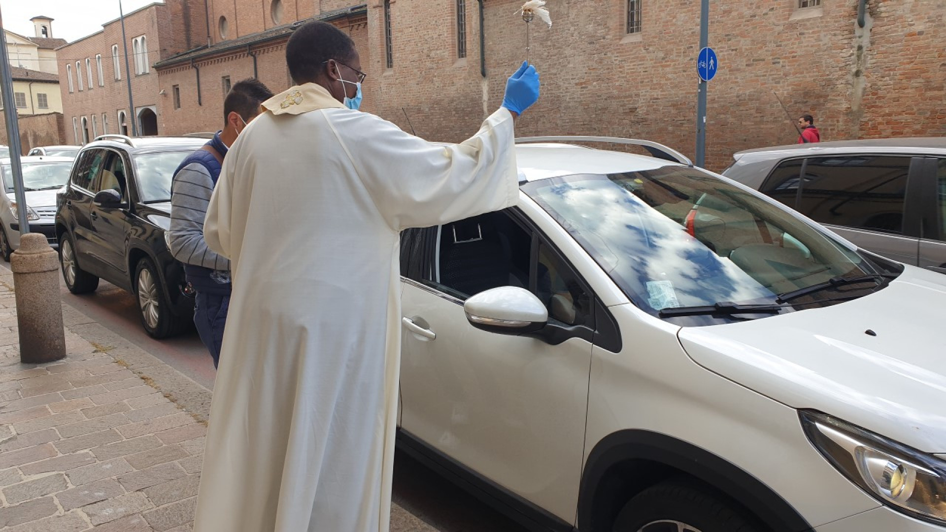 Santa Rita, oggi è tornata la benedizione delle auto sullo Stradone Farnese