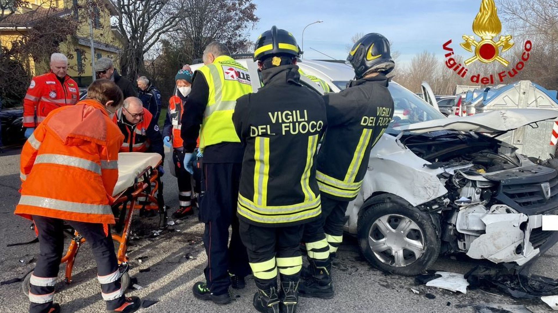 Scontro tra un'auto e un camion a Viustino, tre feriti. Intervengono i soccorsi