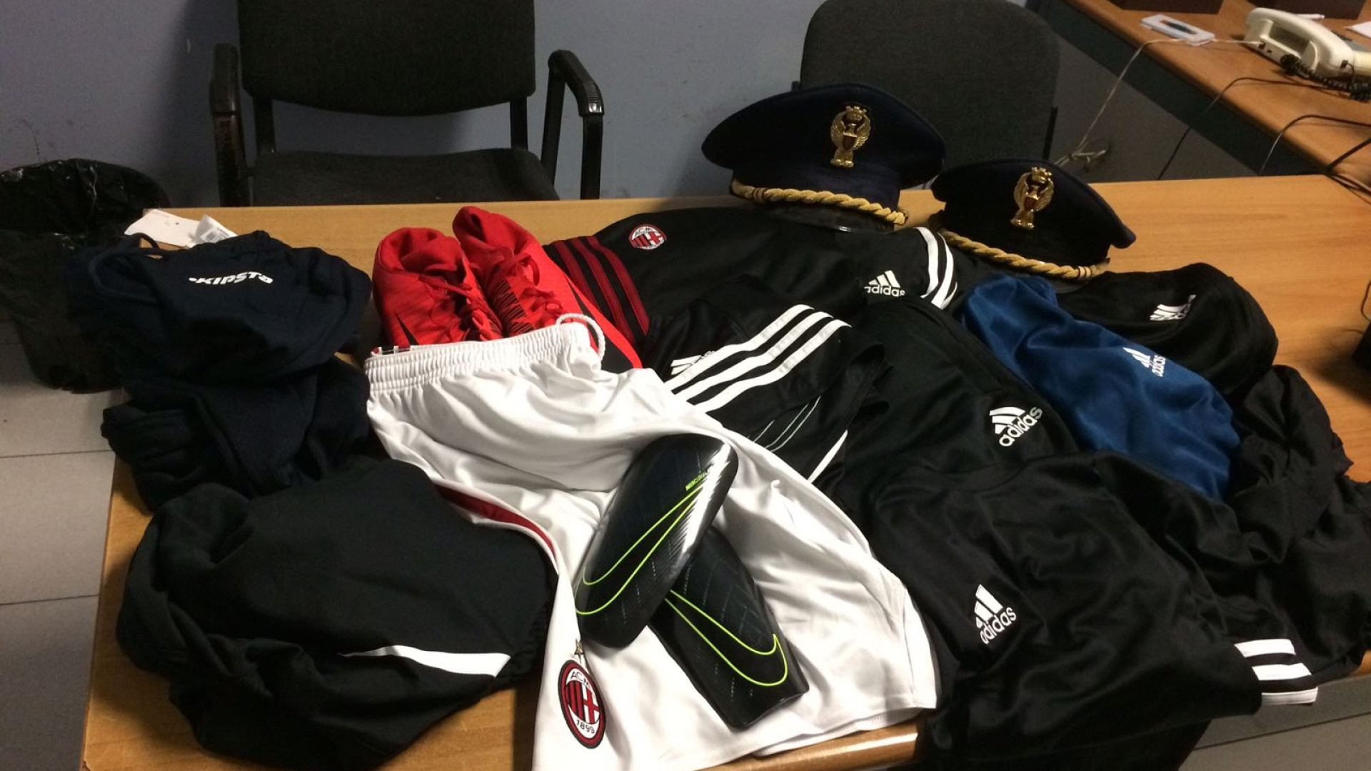 Rubano abbigliamento in un negozio, denunciati 4 minorenni