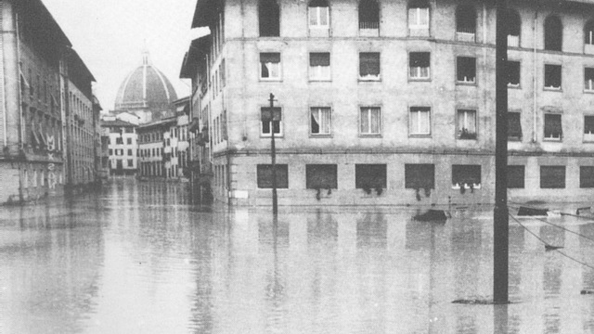 Il vescovo Ambrosio: "Ero tra i giovani angeli del fango nella Firenze alluvionata"