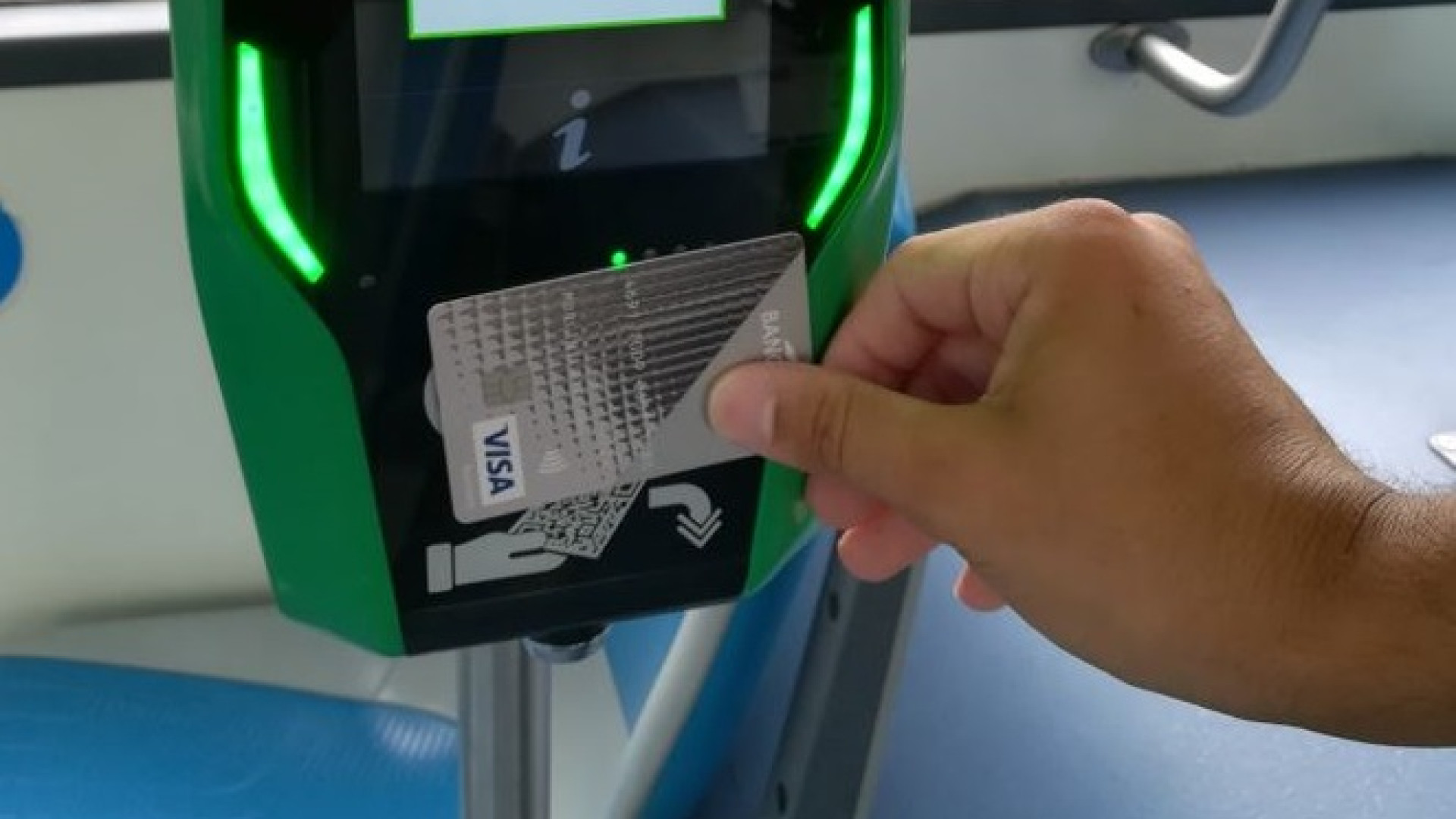 Seta, da oggi sulle reti urbane il biglietto si paga anche con carte di credito contactless