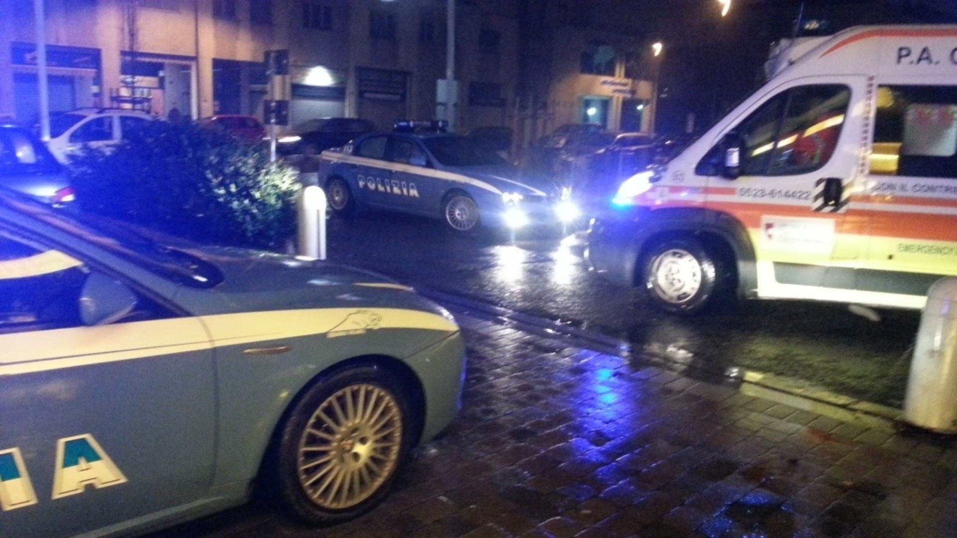 Via Emilia Parmense, uomo accoltellato dopo la lite fuori da un locale