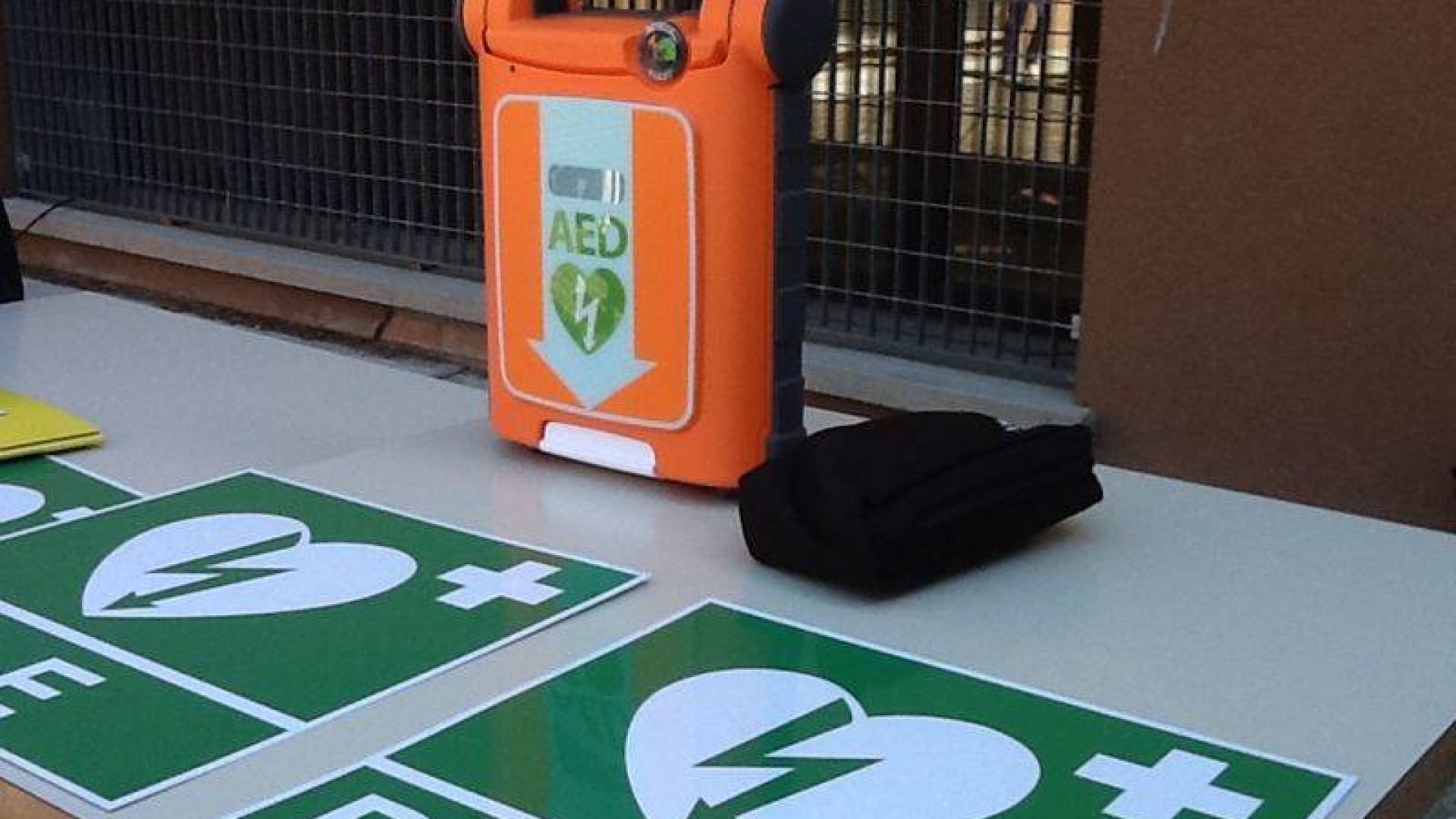 Colpito da arresto cardiaco mentre è in banca, anziano salvato con il defibrillatore