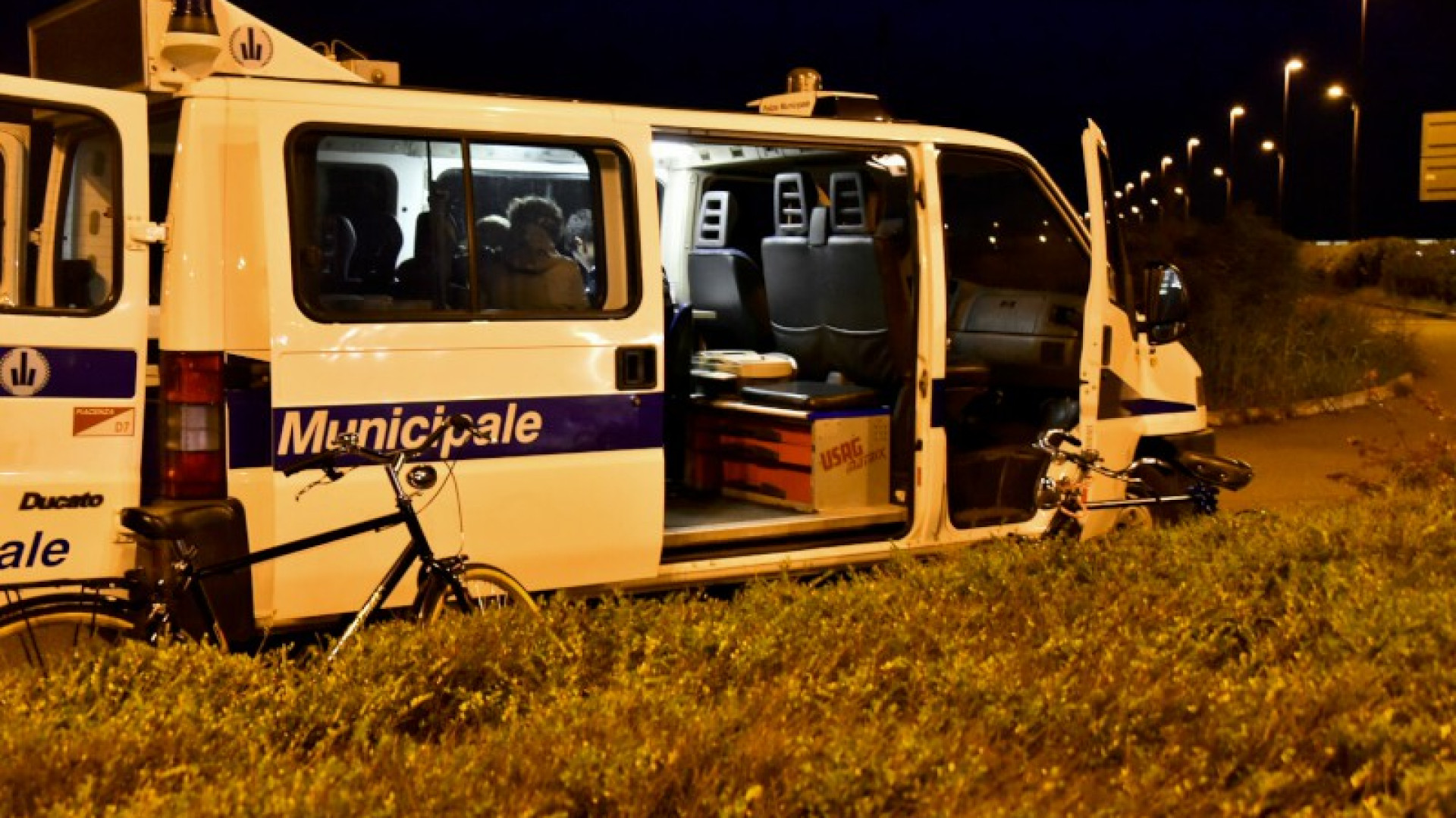 Via Einaudi: attraversa la strada in bicicletta ed è falciata da un'automobile