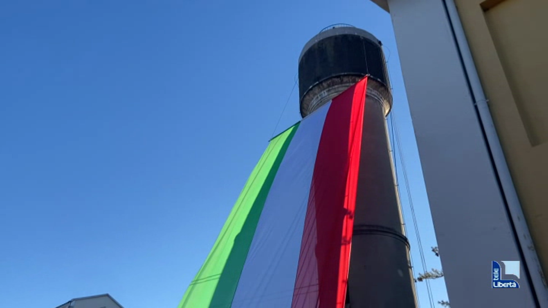 In viale Malta issato un tricolore di 20 metri: ecco l'acrobazia dei vigili del fuoco