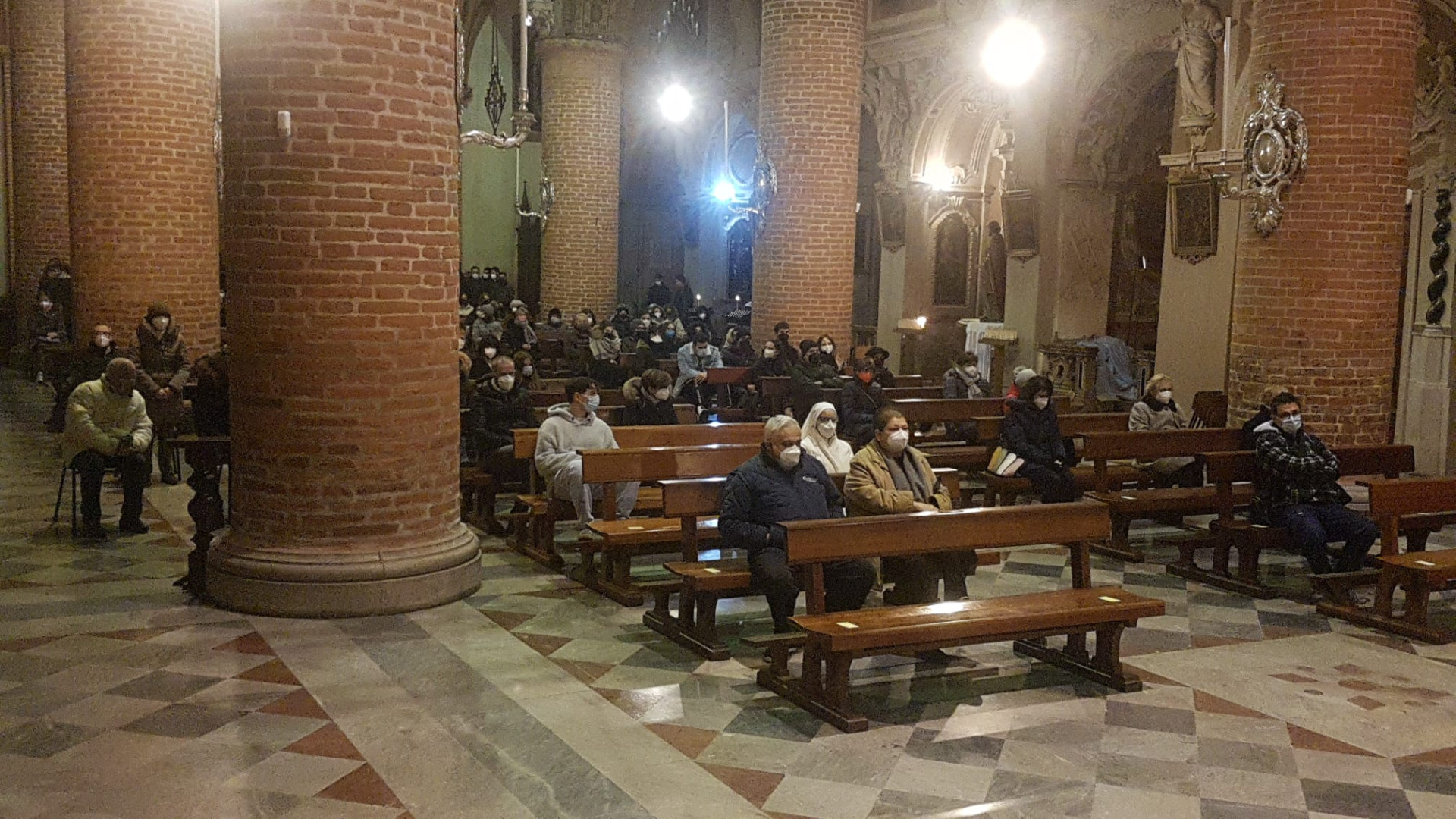 Ieri sera le veglie per i quattro giovani morti nel Trebbia. Ipotesi funerale in Duomo