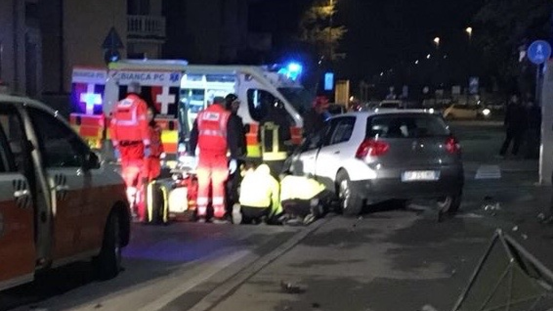 Si schianta contro una cancellata: grave un automobilista