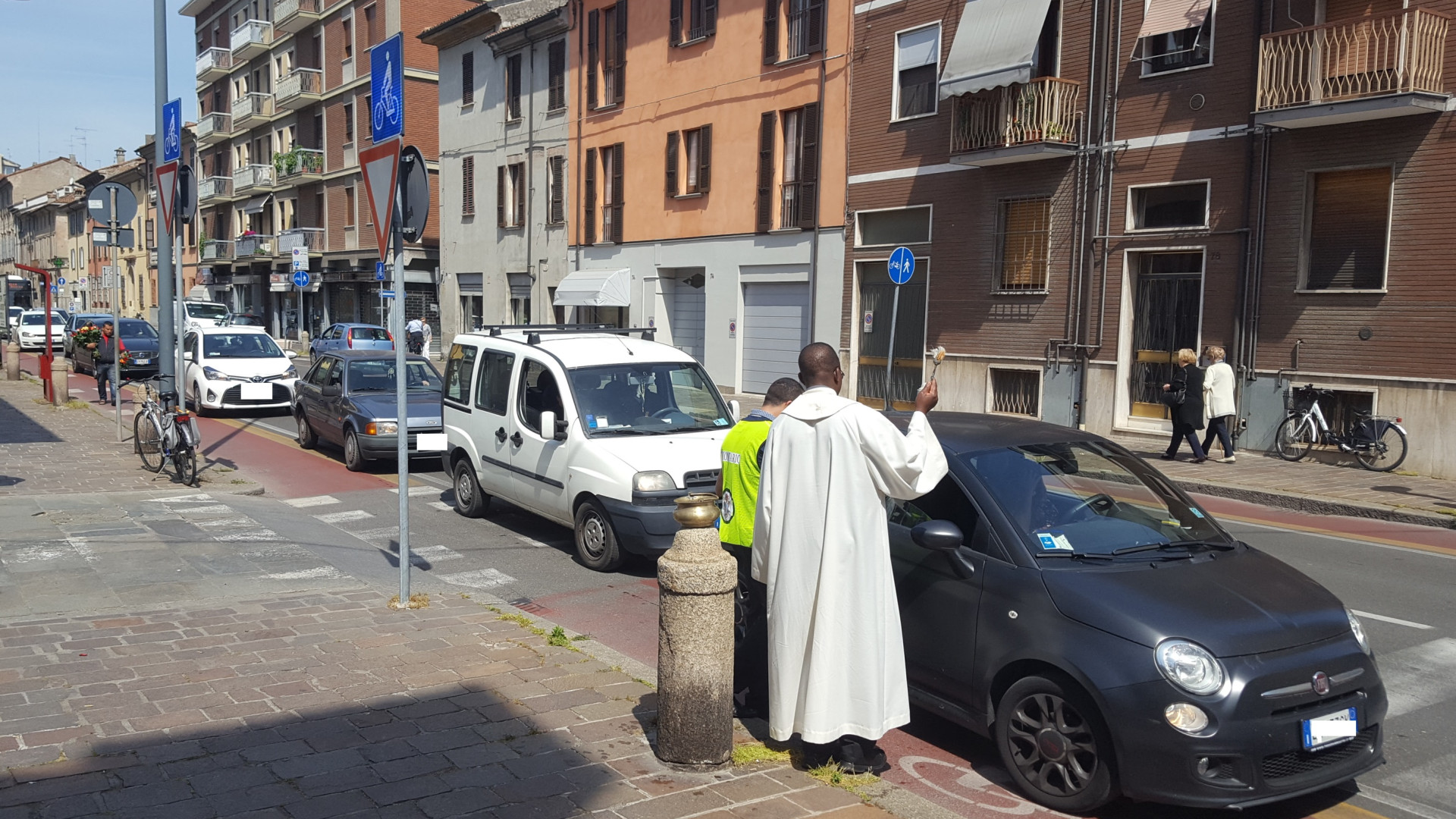 Tutti in coda sullo Stradone Farnese per la benedizione di Santa Rita