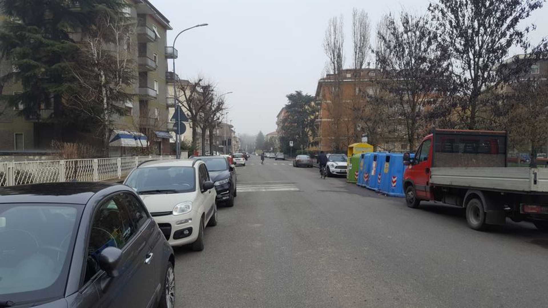 Bruciati altri cassonetti in città e provincia: caccia al piromane e ai complici