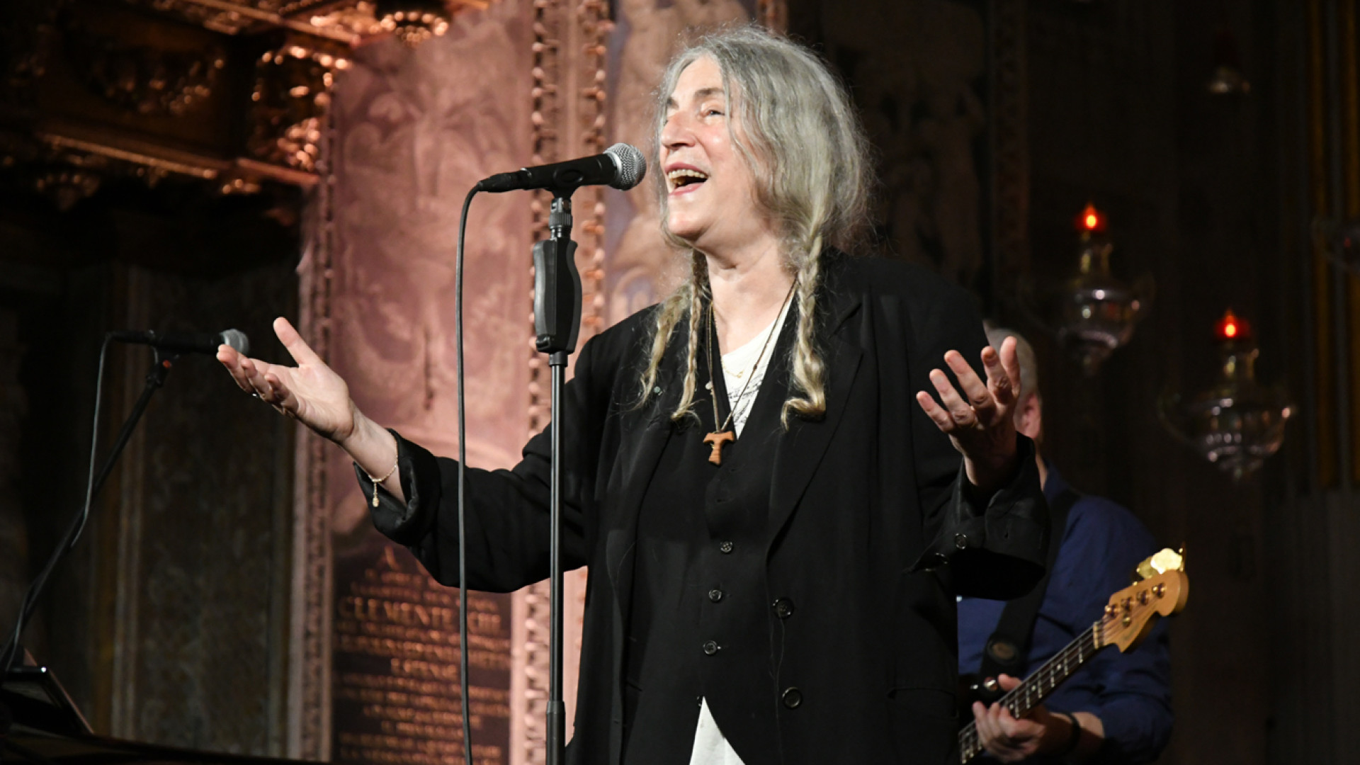Patti Smith con musica e poesia incanta la basilica di Santa Maria di Campagna