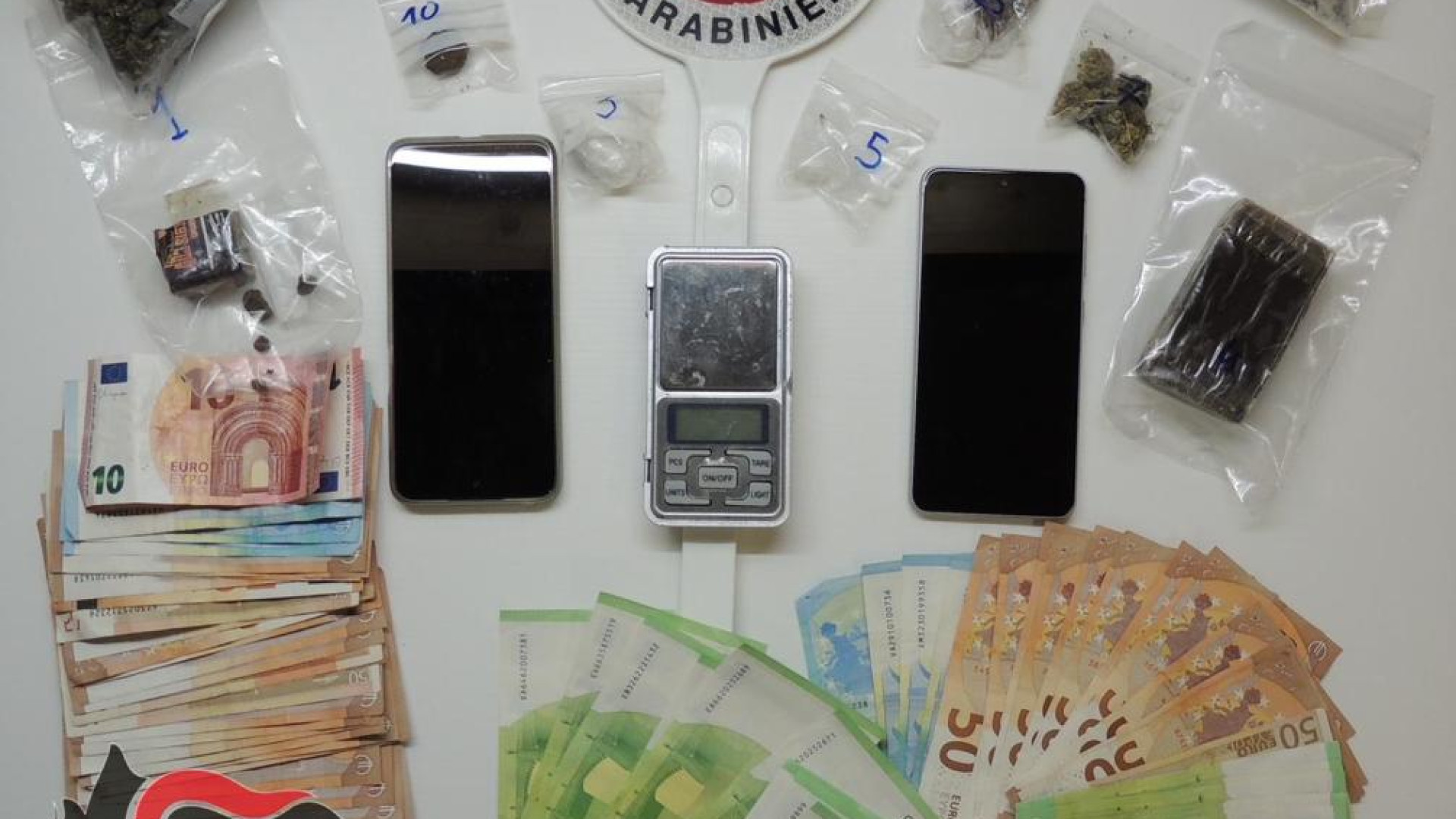 Trovati con 350 grammi di droga da vendere durante le feste natalizie: due arresti