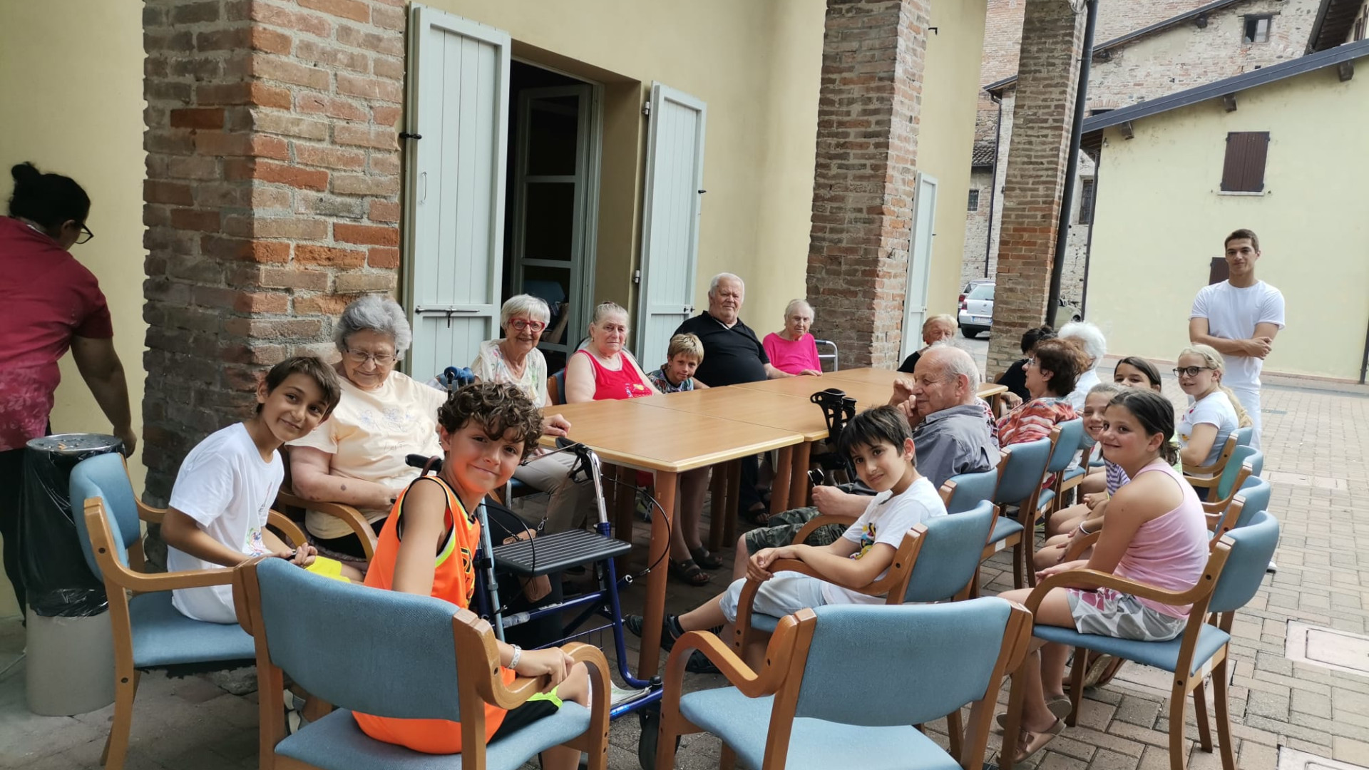 Giù le barriere, giovani e anziani insieme a Gragnano: "Relazione tra generazioni"