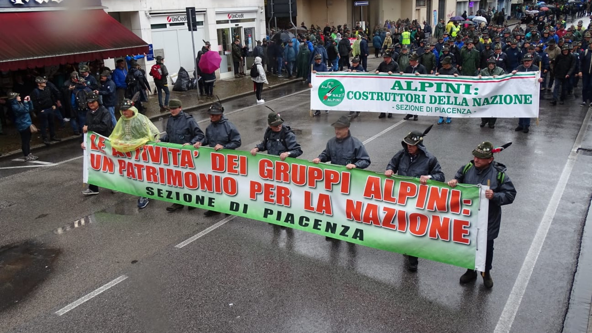 Udine, la pioggia non frena l'orgoglio. Anche gli alpini piacentini  all'Adunata 2023