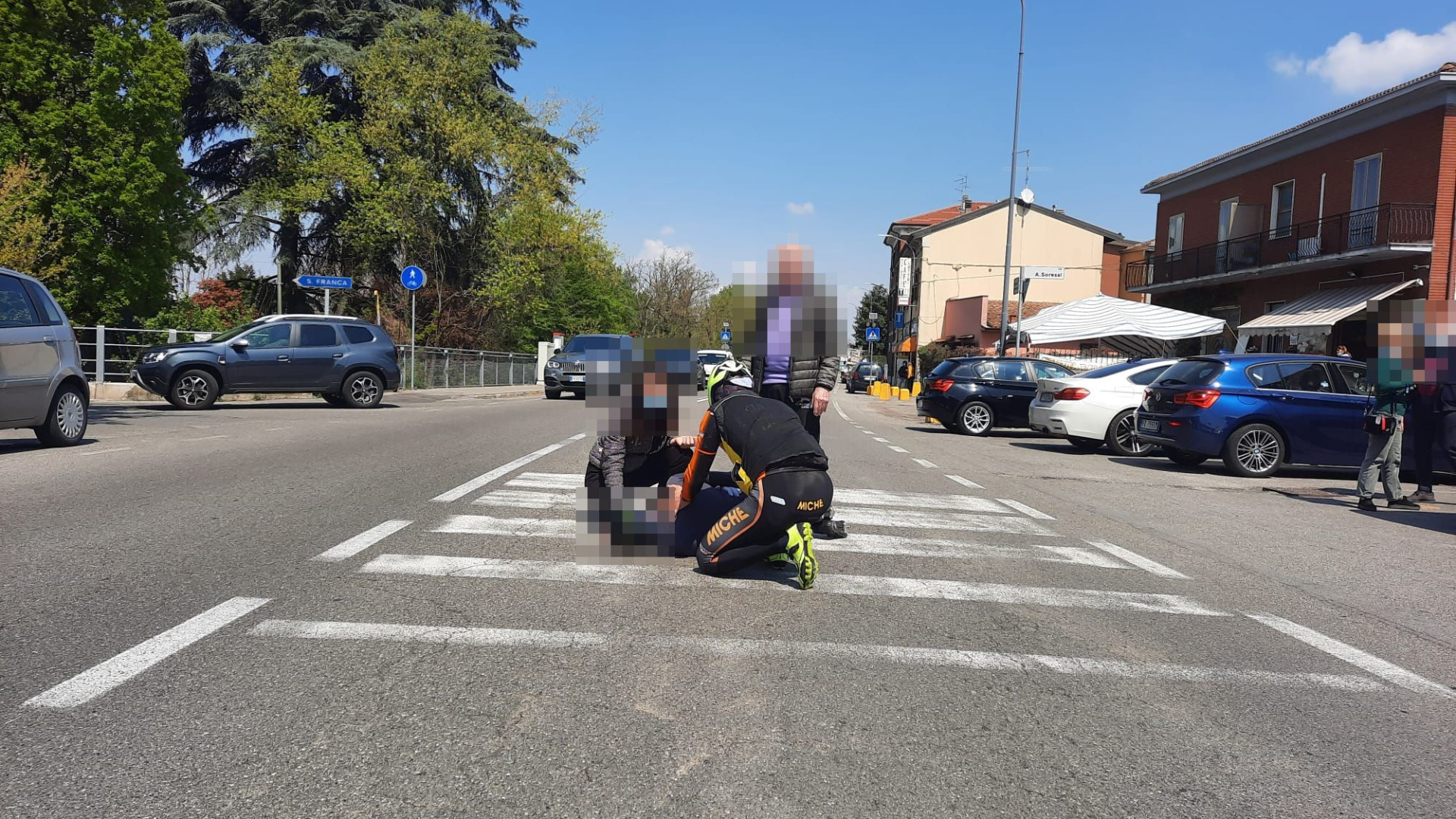 La Verza, ciclista investito da un'auto. Trasportato in ambulanza all'ospedale
