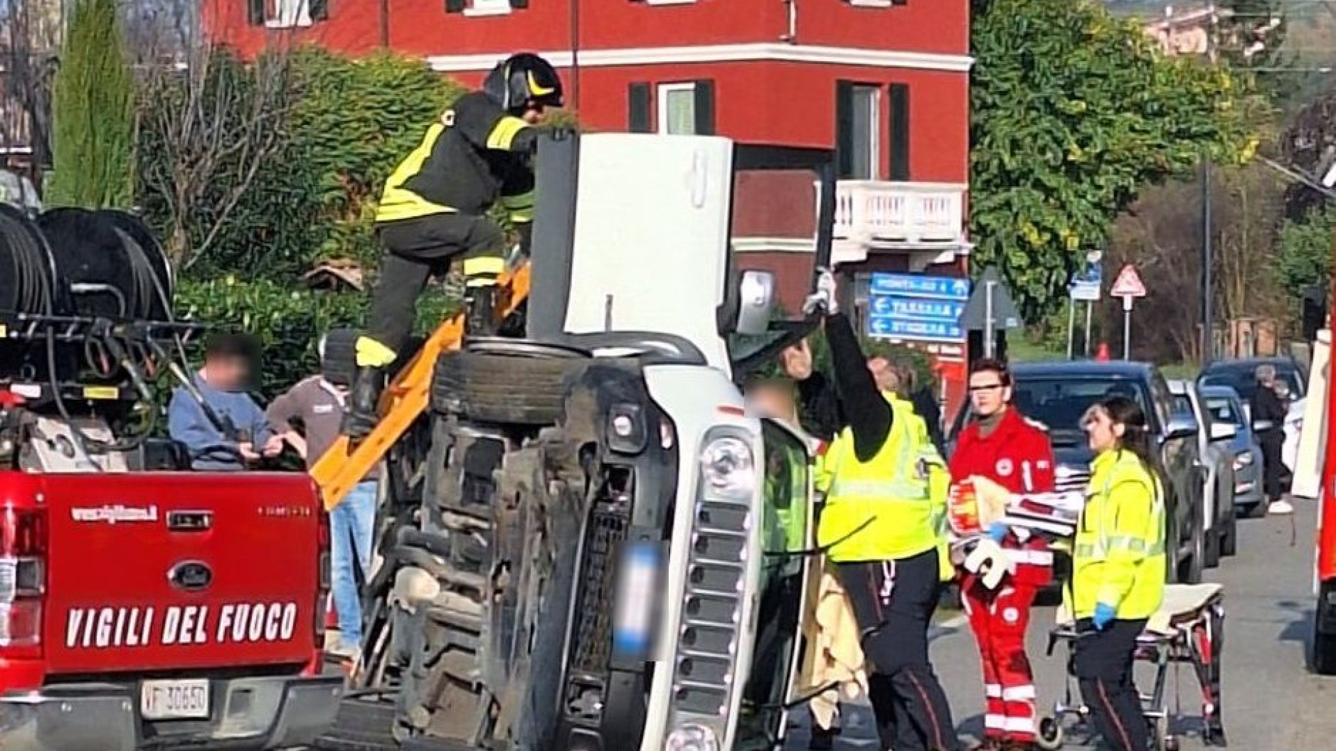 Trevozzo, auto sbanda e si ribalta su un fianco: 85enne ferito trasportato in ospedale