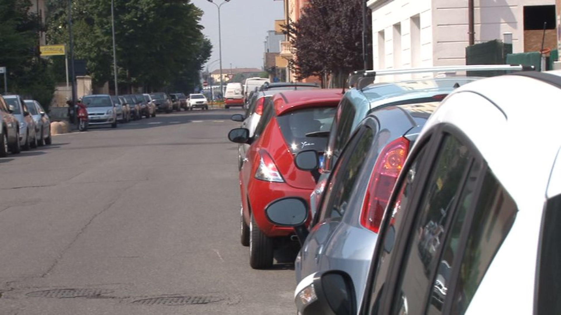 "Impossibile trovare parcheggio dopo le otto". Lamentele dei negozi