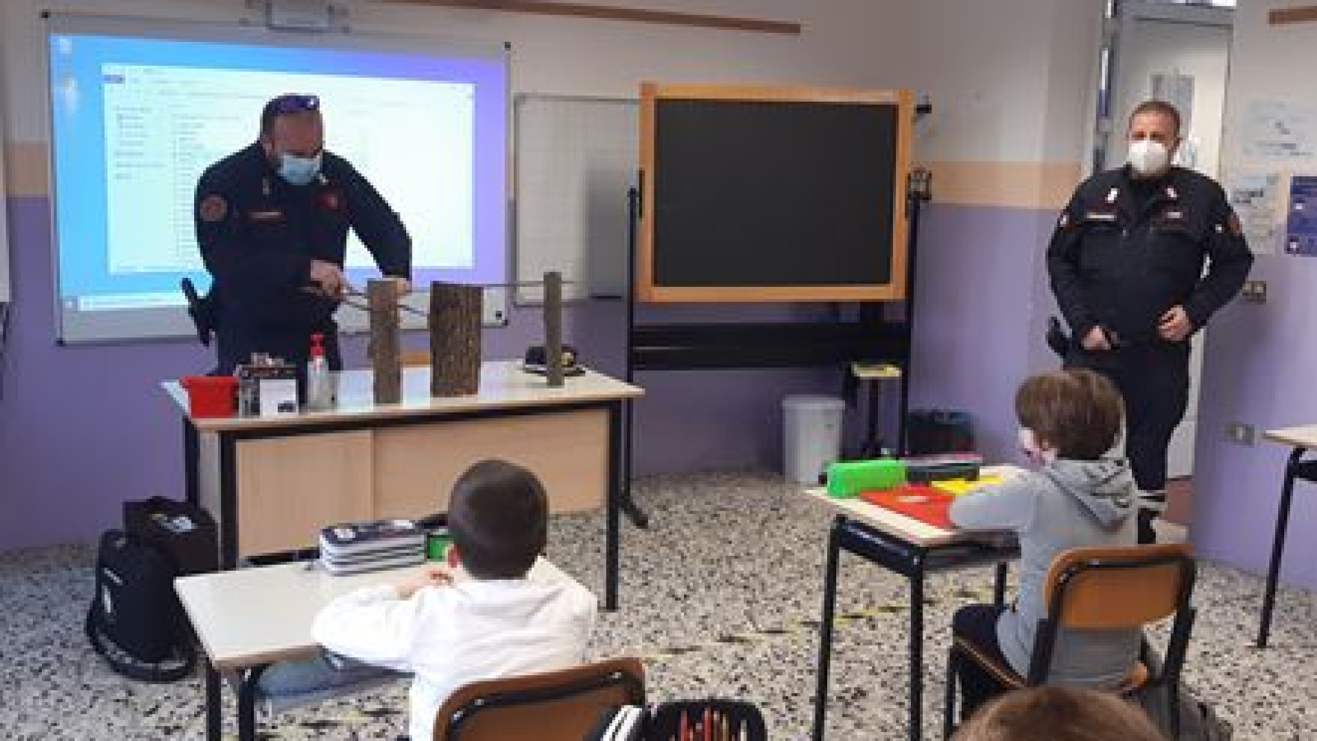 Esperimenti con i carabinieri forestali per gli alunni di Pianello