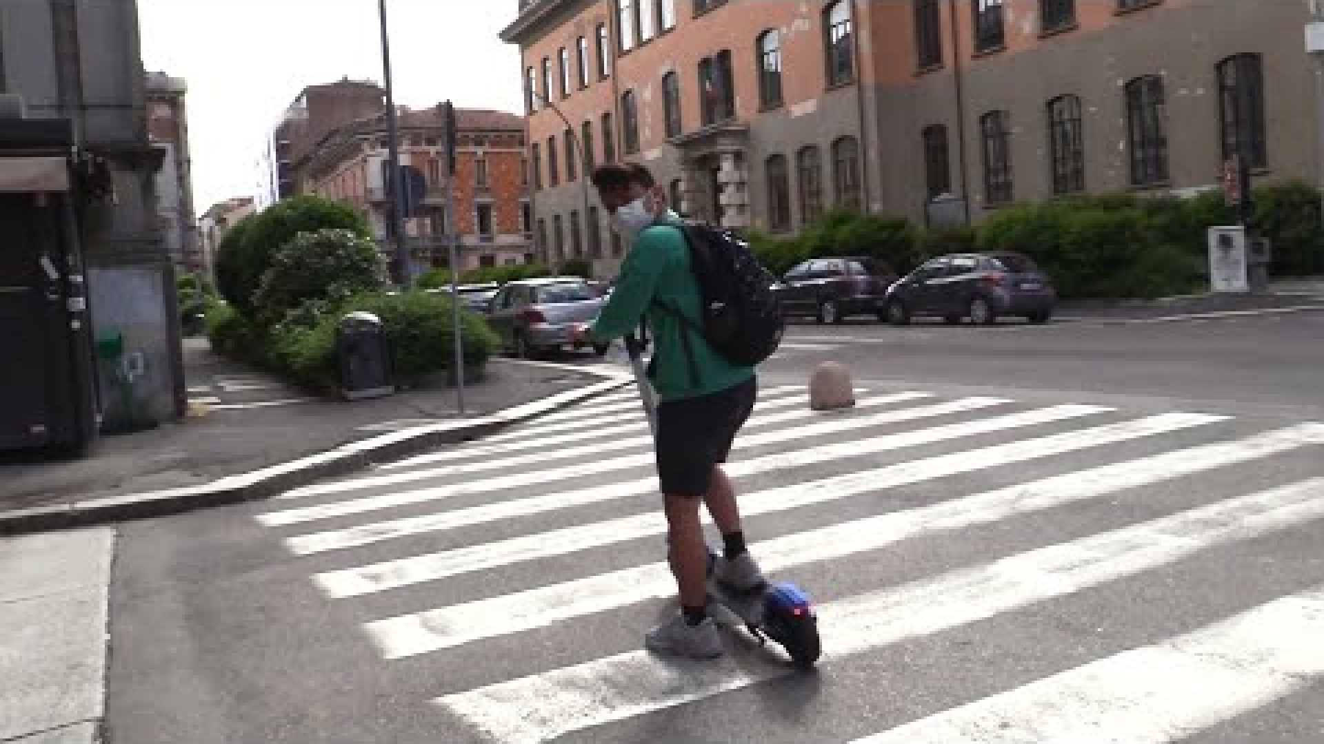 I monopattini invadono Piacenza: giovani entusiasti, ciclisti preoccupati