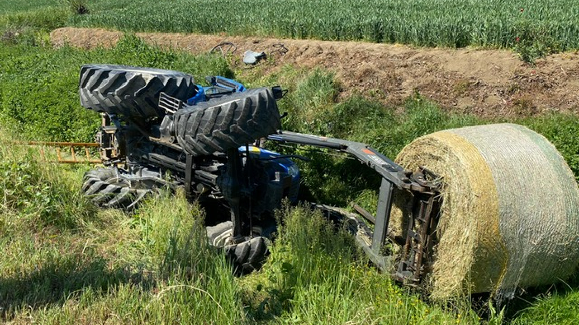 Si ribalta con il trattore e rimane incastrato: agricoltore ferito