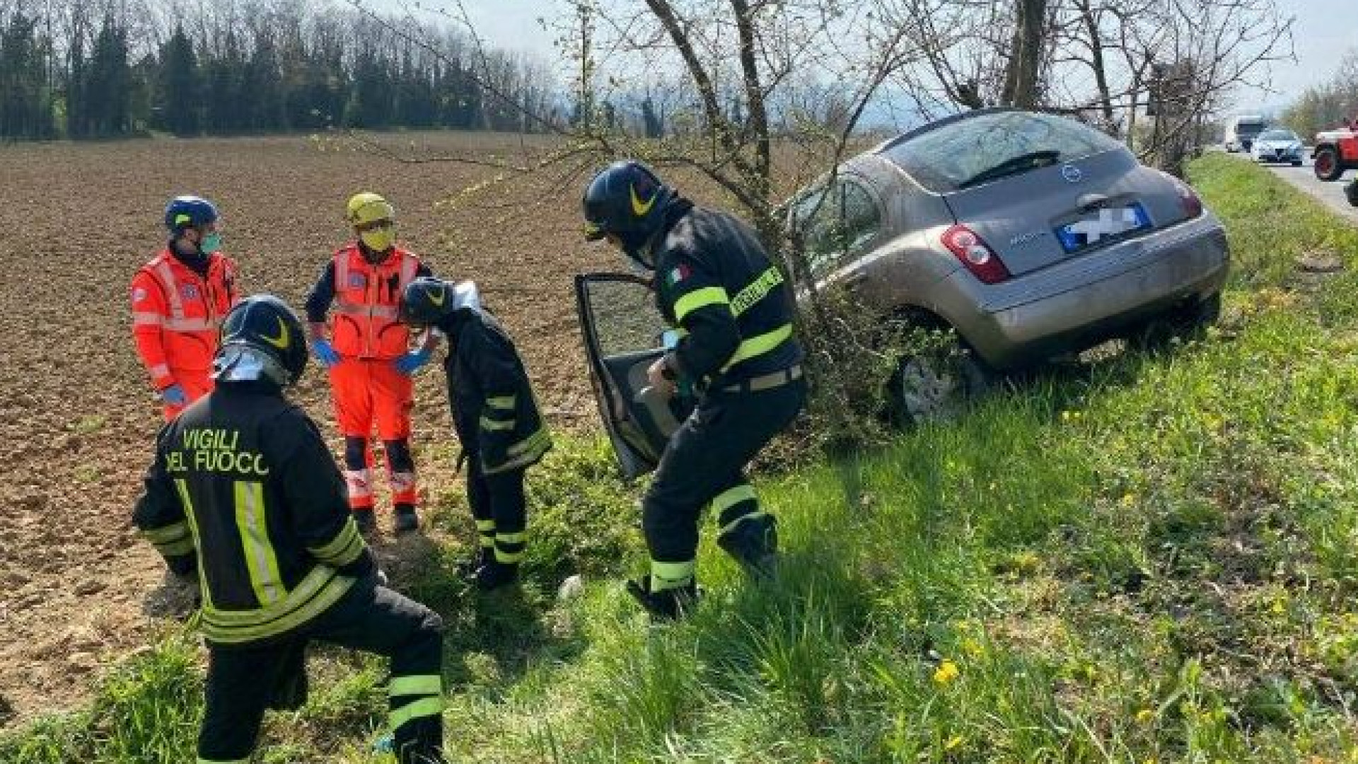 Auto esce di strada a Settima sulla Statale 45, ferita la donna alla guida
