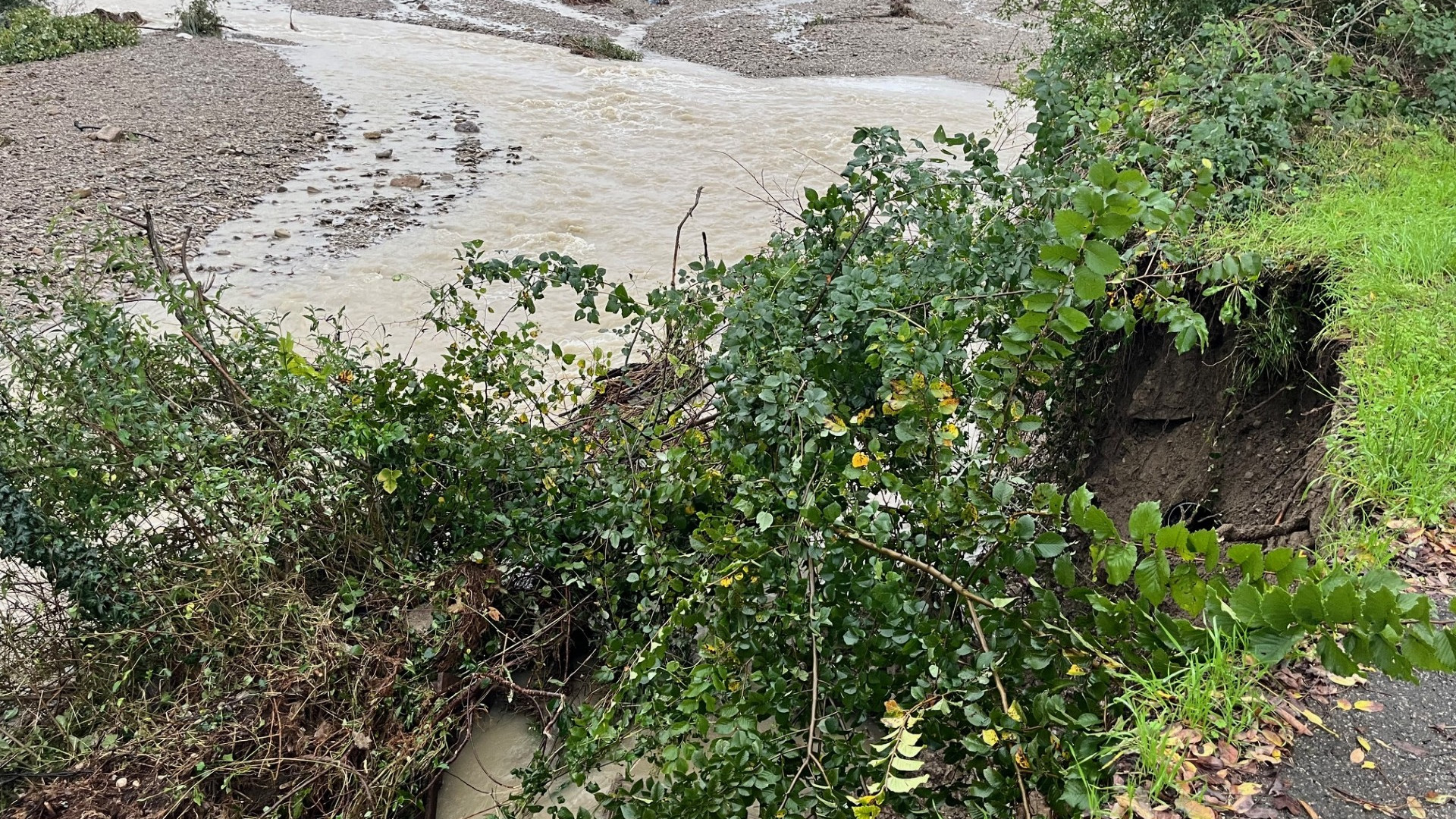 Allerta in Val d'Arda: esonda il Chiavenna, chiusa l'uscita autostradale di Fiorenzuola