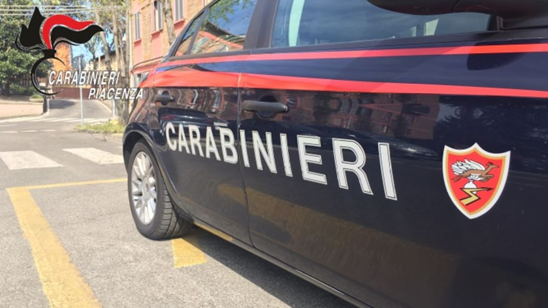 "Lo salva" dal finto poliziotto e poi pretende seimila euro: 20enne ai domiciliari