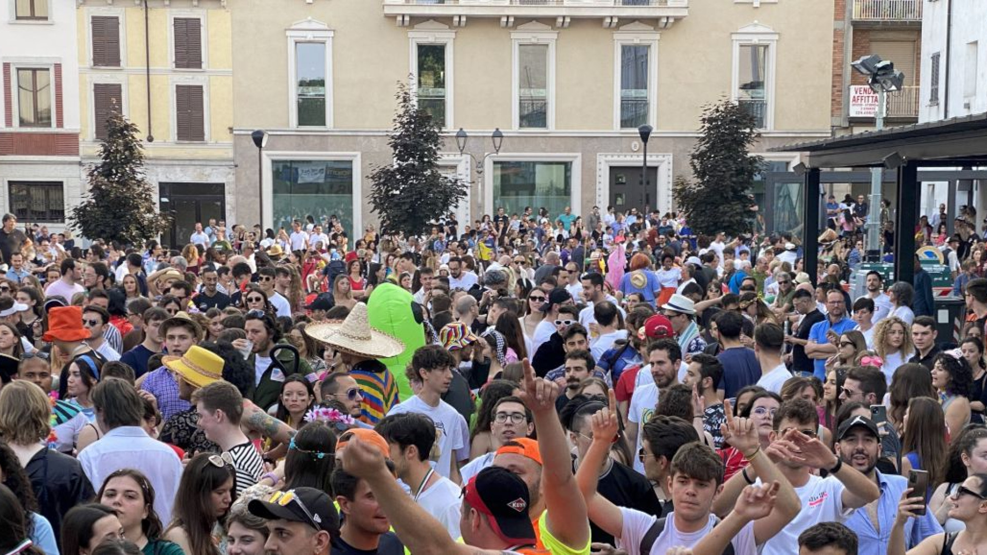 Fiorenzuola, è tornato il Palio della Zobia: vince il carro con la parodia del cinema Capitol