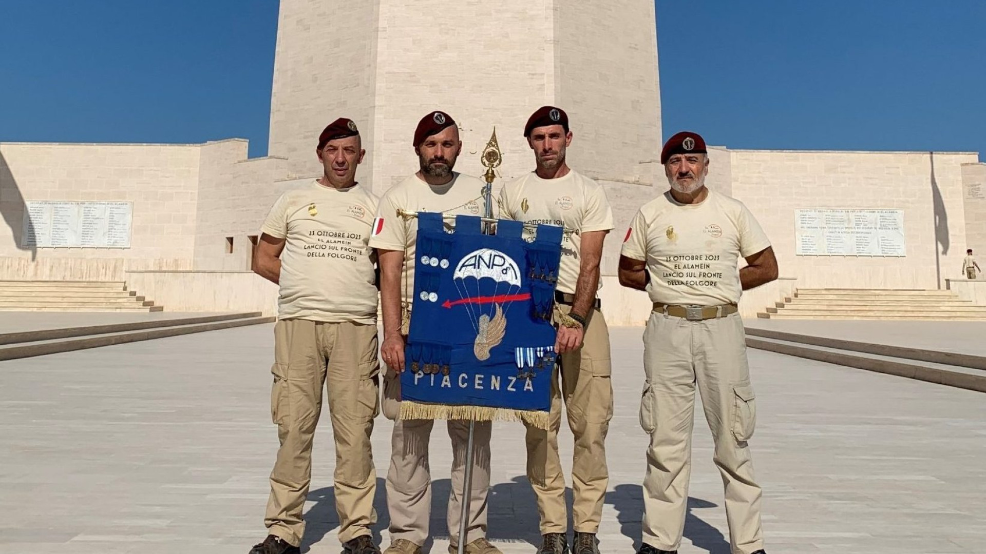 Quattro parà piacentini si lanciano ad El Alamein per ricordare l'eroica battaglia