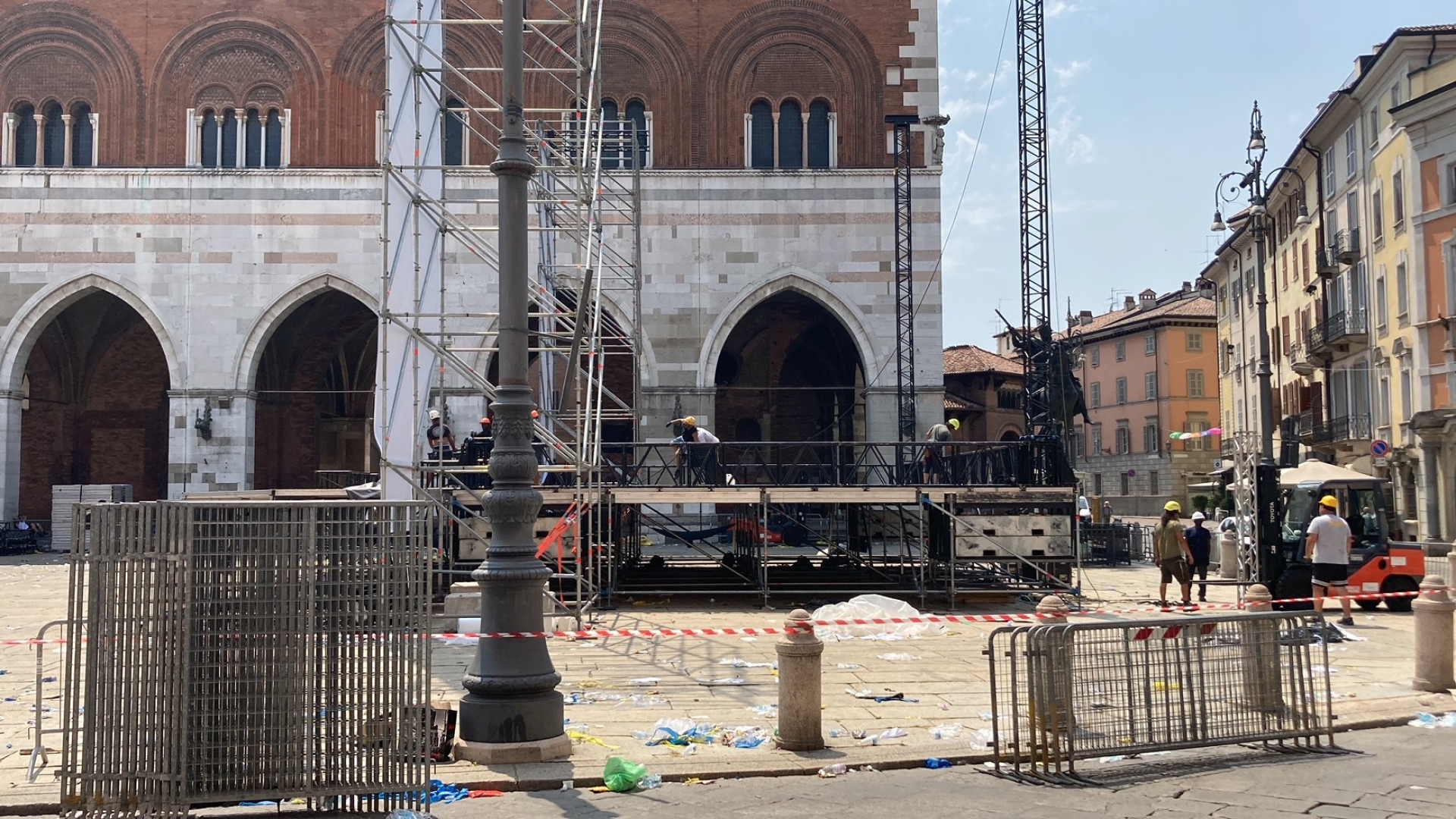 In piazza Cavalli tecnici al lavoro per smontare il mega palco di Radio Bruno