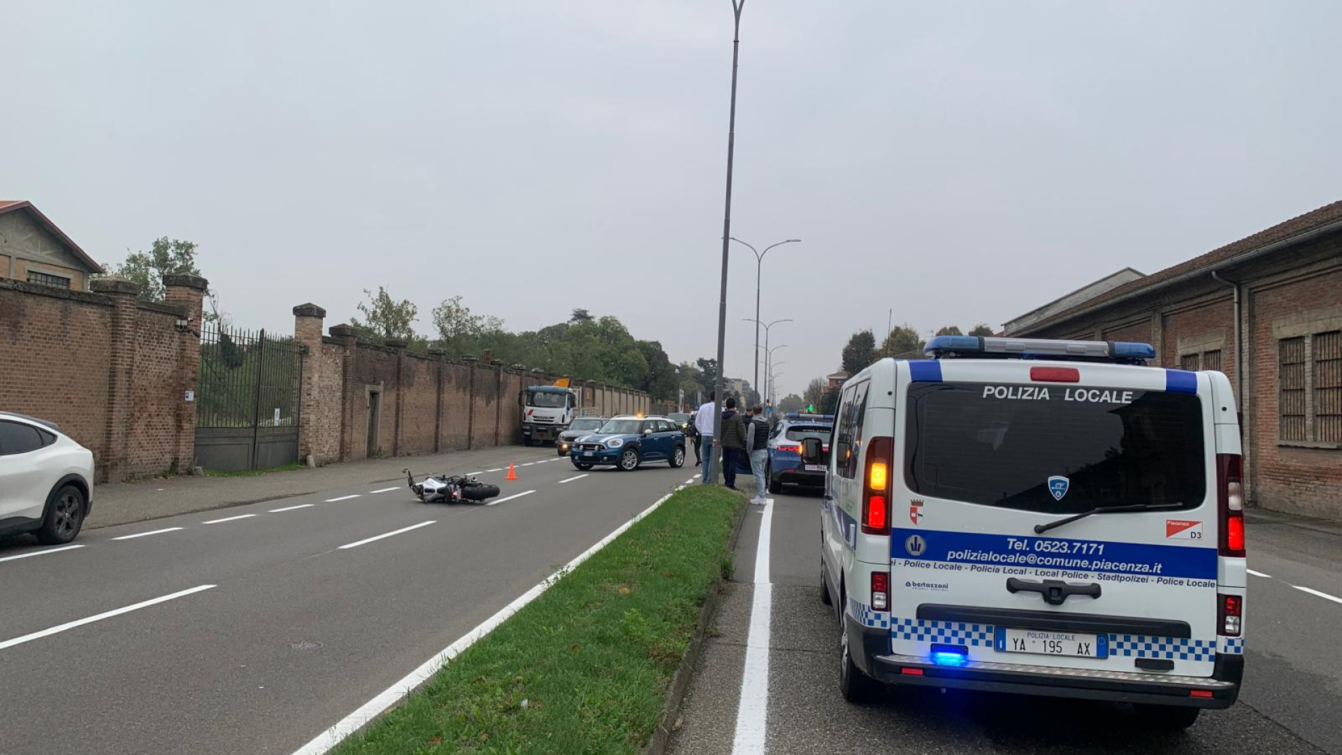 Via Emilia Pavese, ferito un motociclista di 20 anni dopo lo scontro con un'auto