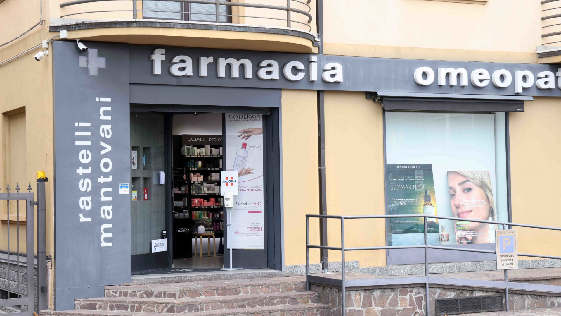 Banda in azione nella notte: svaligiate due farmacie. "Tre minuti per colpire"