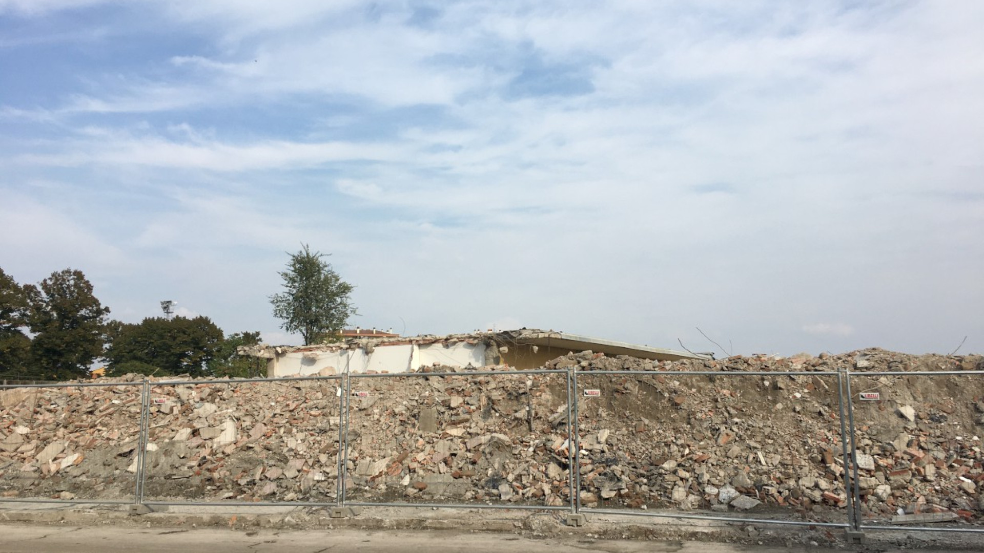 Ex manifattura tabacchi: prosegue la demolizione, cambia lo skyline