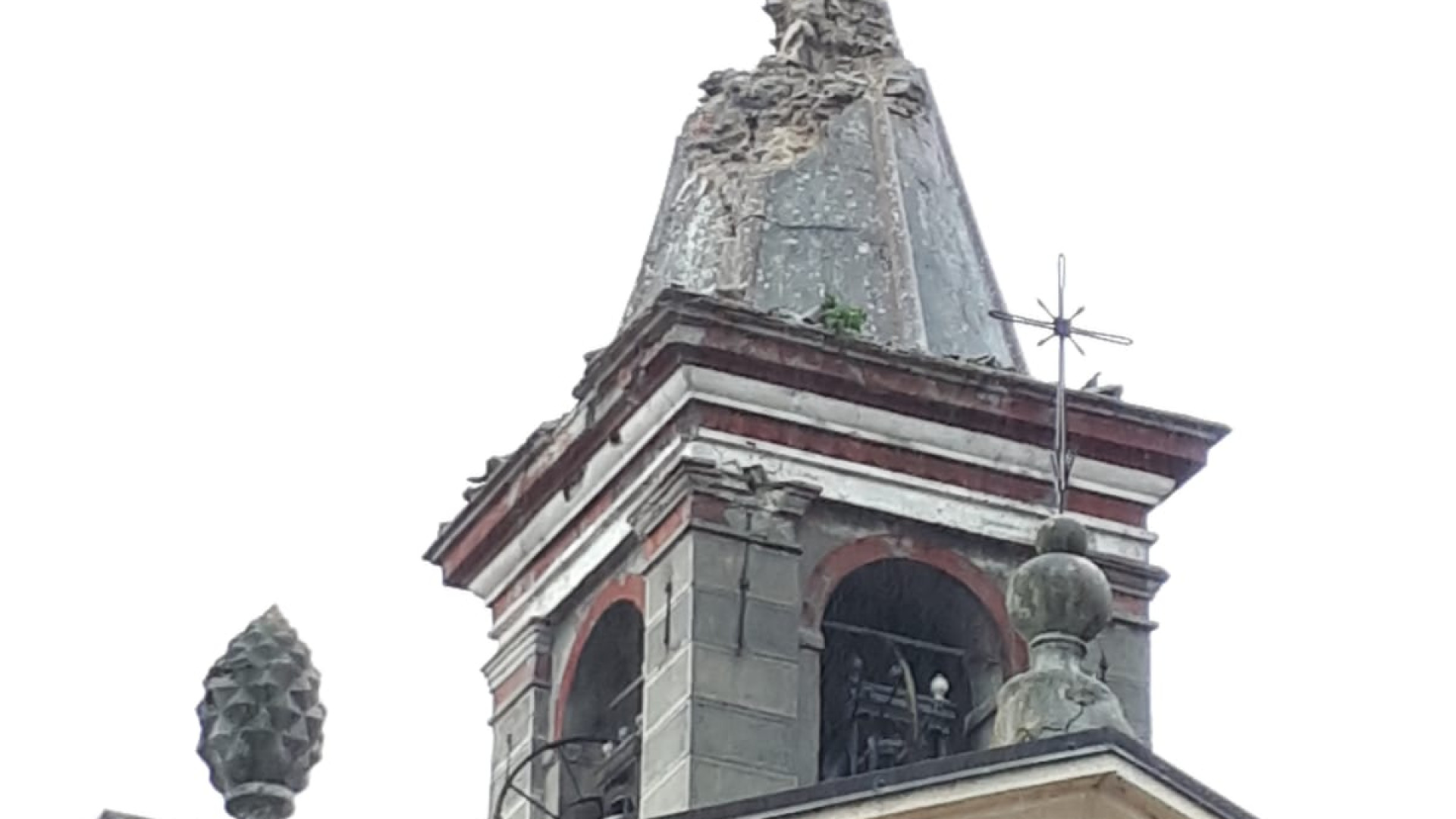 Fulmine colpisce la torre della chiesa di Leggio, crolla la guglia del campanile