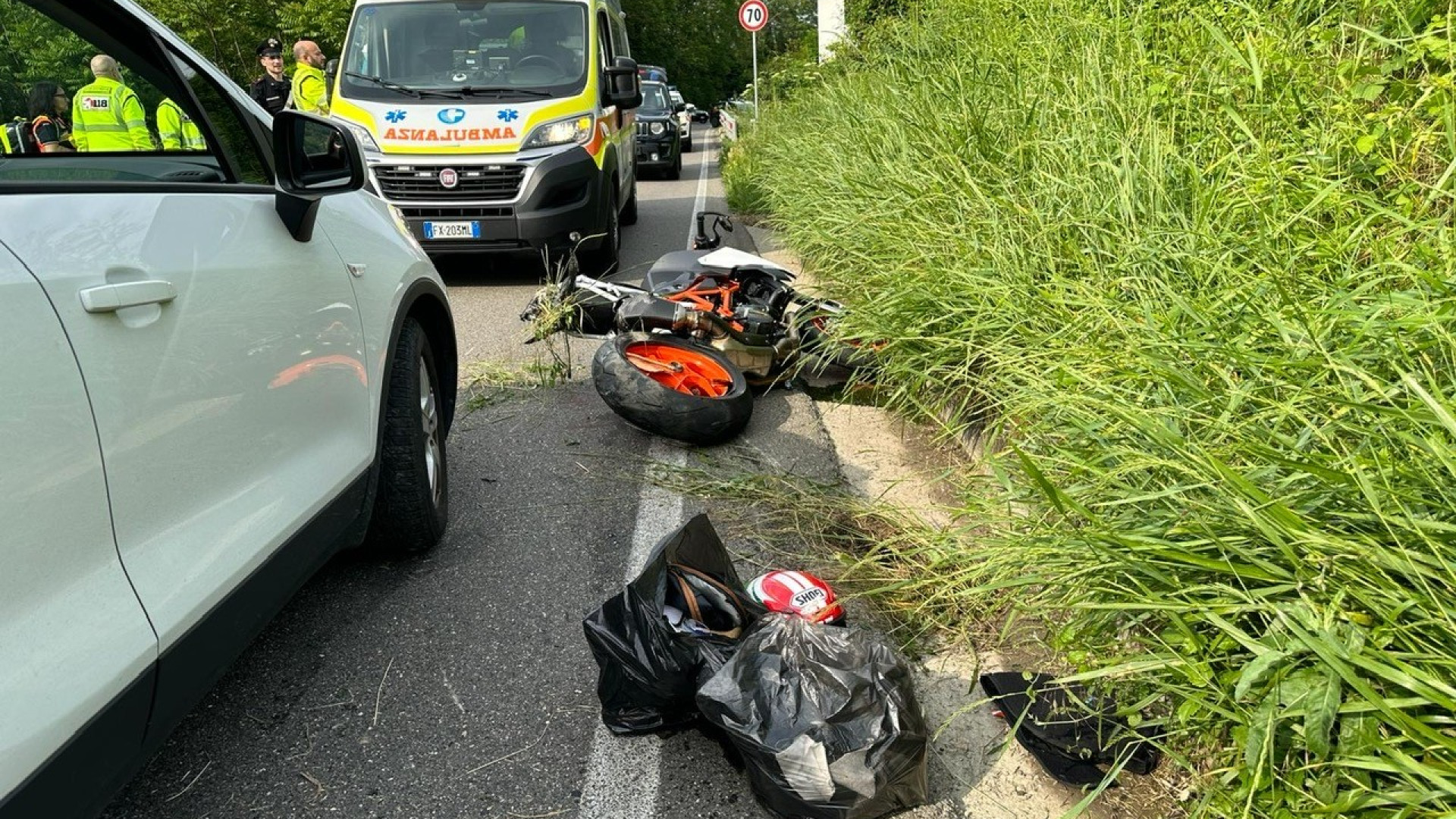 Scontro auto e moto sulla Statale 45, centauro  ferito portato via in elisoccorso