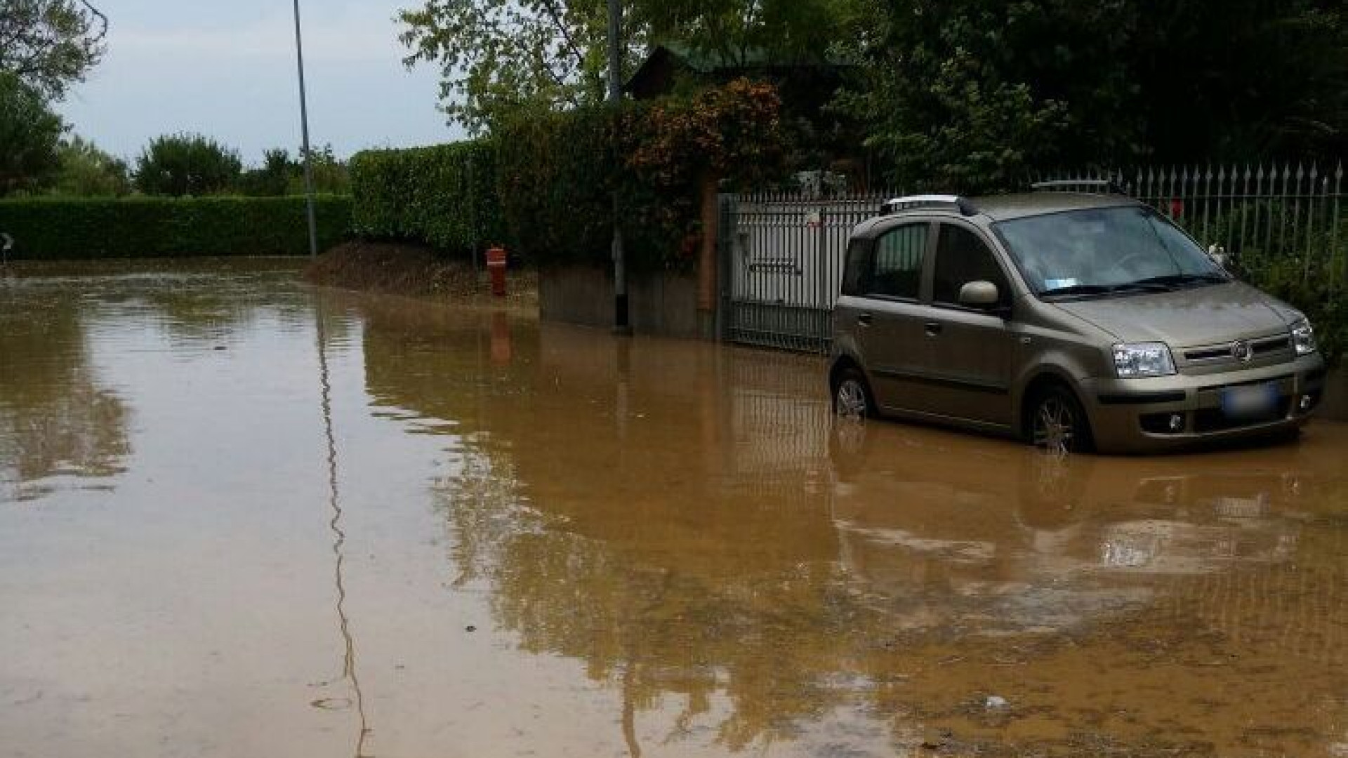 Suzzano, tempesta di grandine: strade allagate e fango nelle case