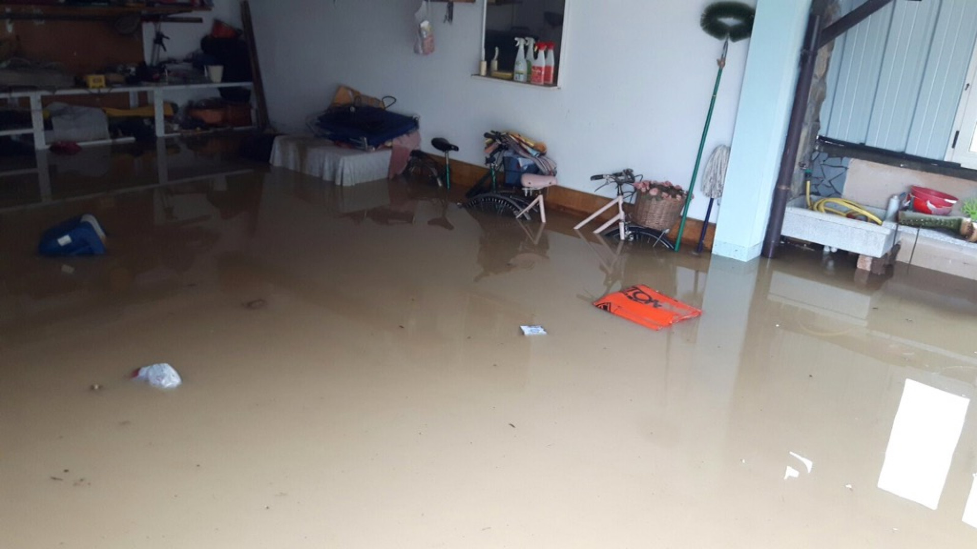 Paderna allagata, rabbia dei residenti: "Appena piove i canali esondano"