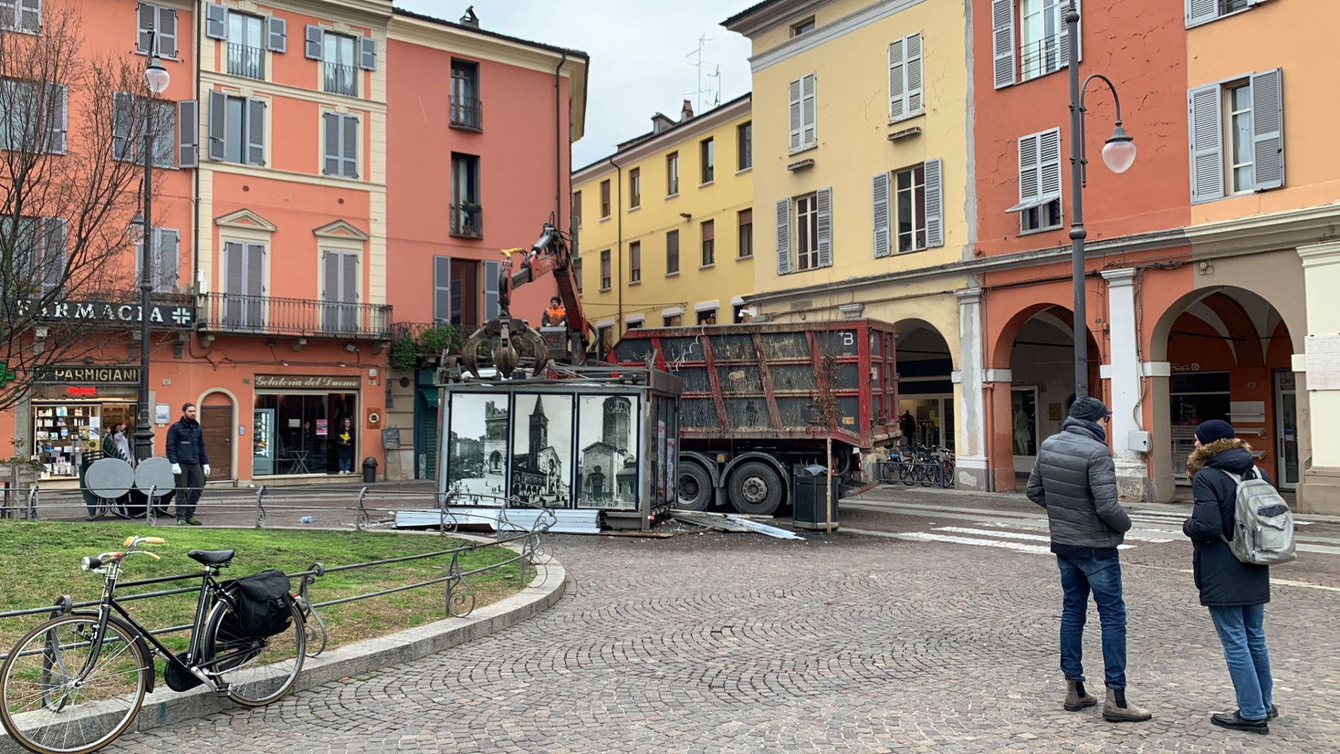 Addio alla storica edicola in piazza Duomo, rimossa dal Comune. "Più decoro"