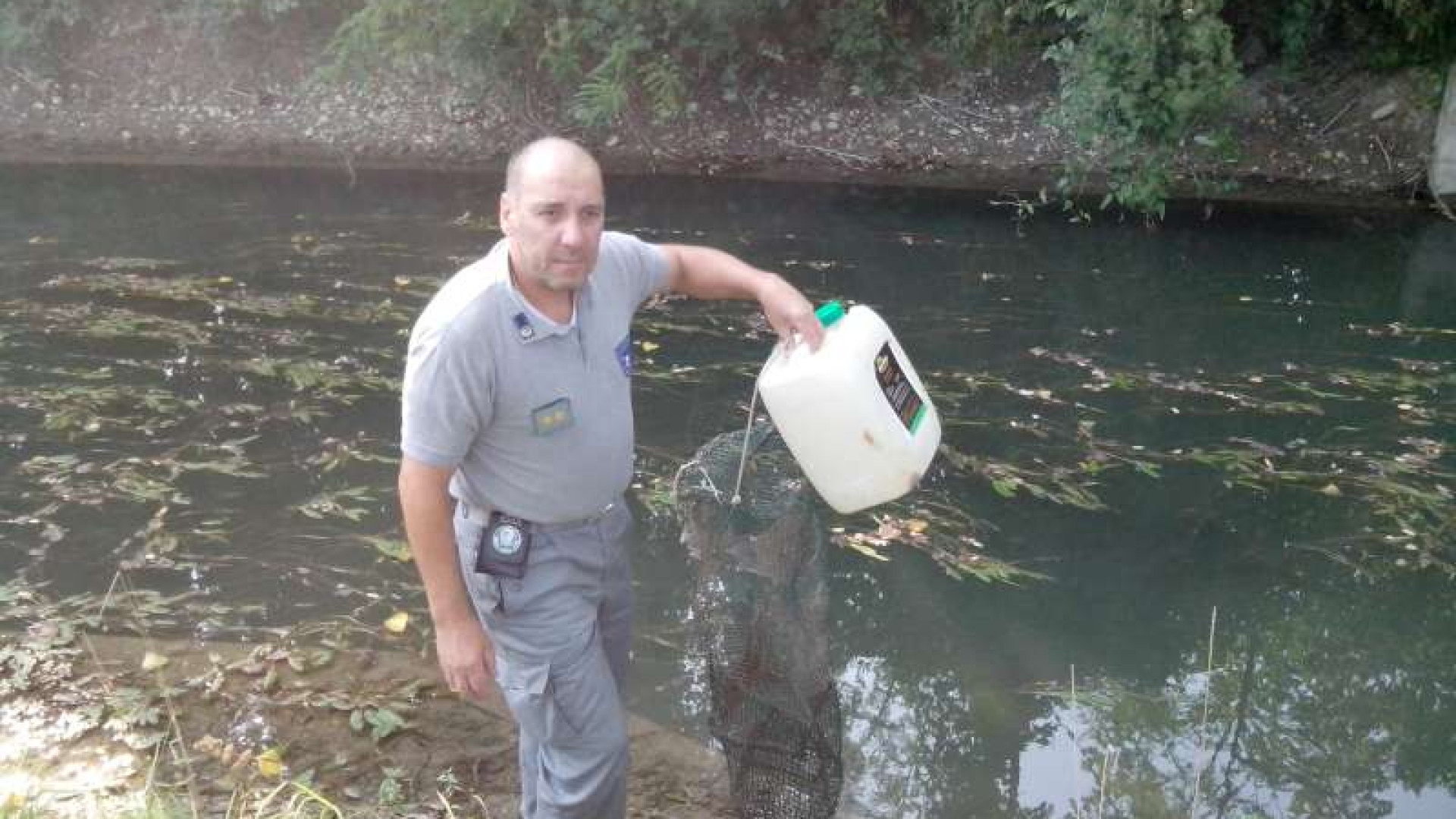 Rio Comune, trovata una nassa per la pesca di frodo. Spunta una discarica