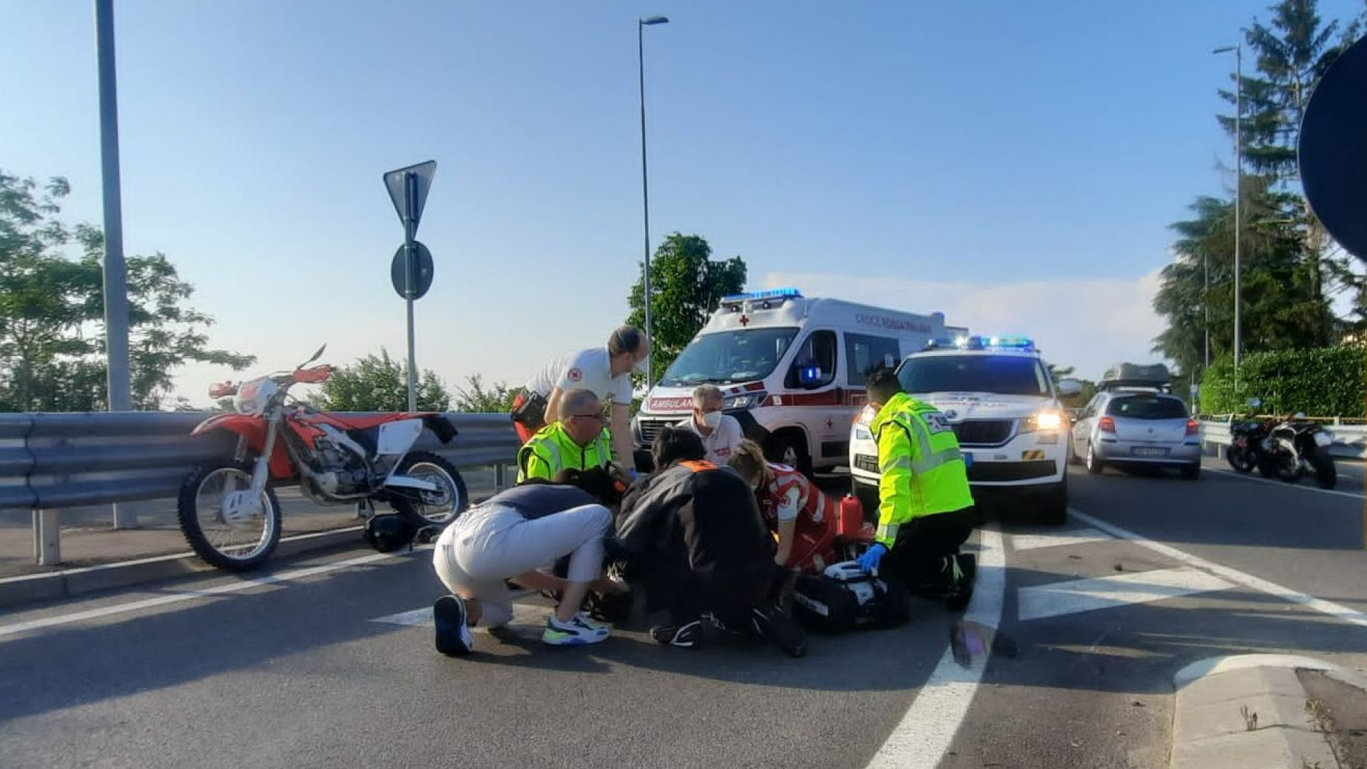 Scontro auto-moto sulla Statale 45 a La Verza, ferito il motociclista