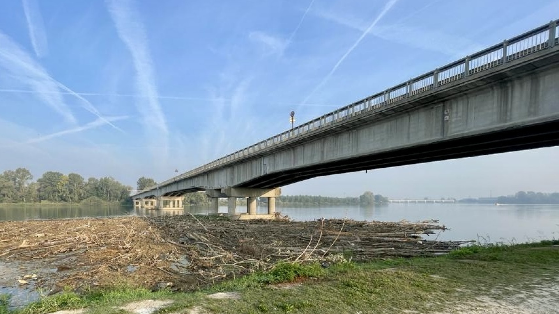 Detriti sotto il ponte a San Nazzaro, Aipo: "La rimozione spetta ai gestori"